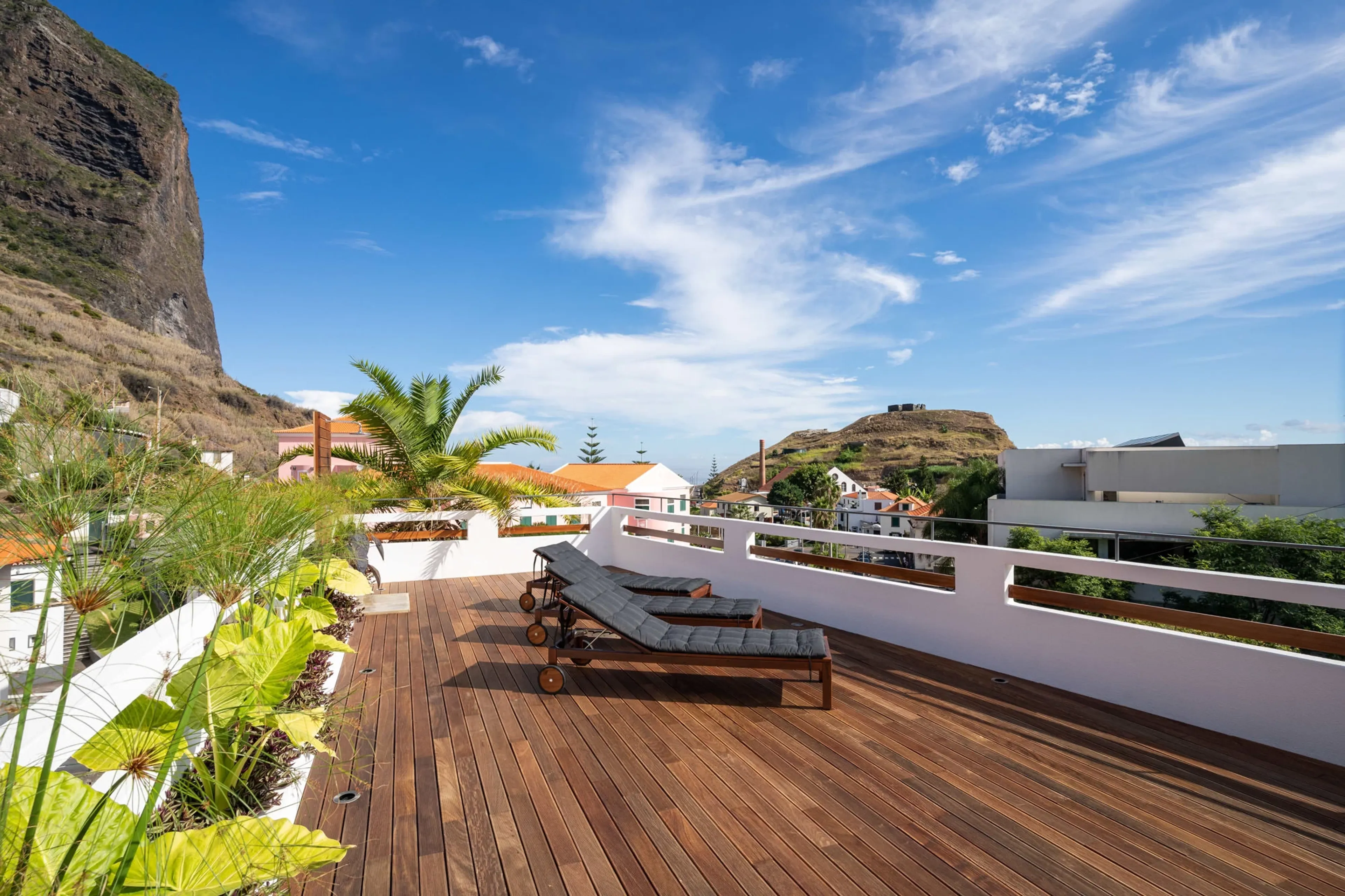 Surfen an Madeiras beeindruckenden schwarzen Sandstränden - 3