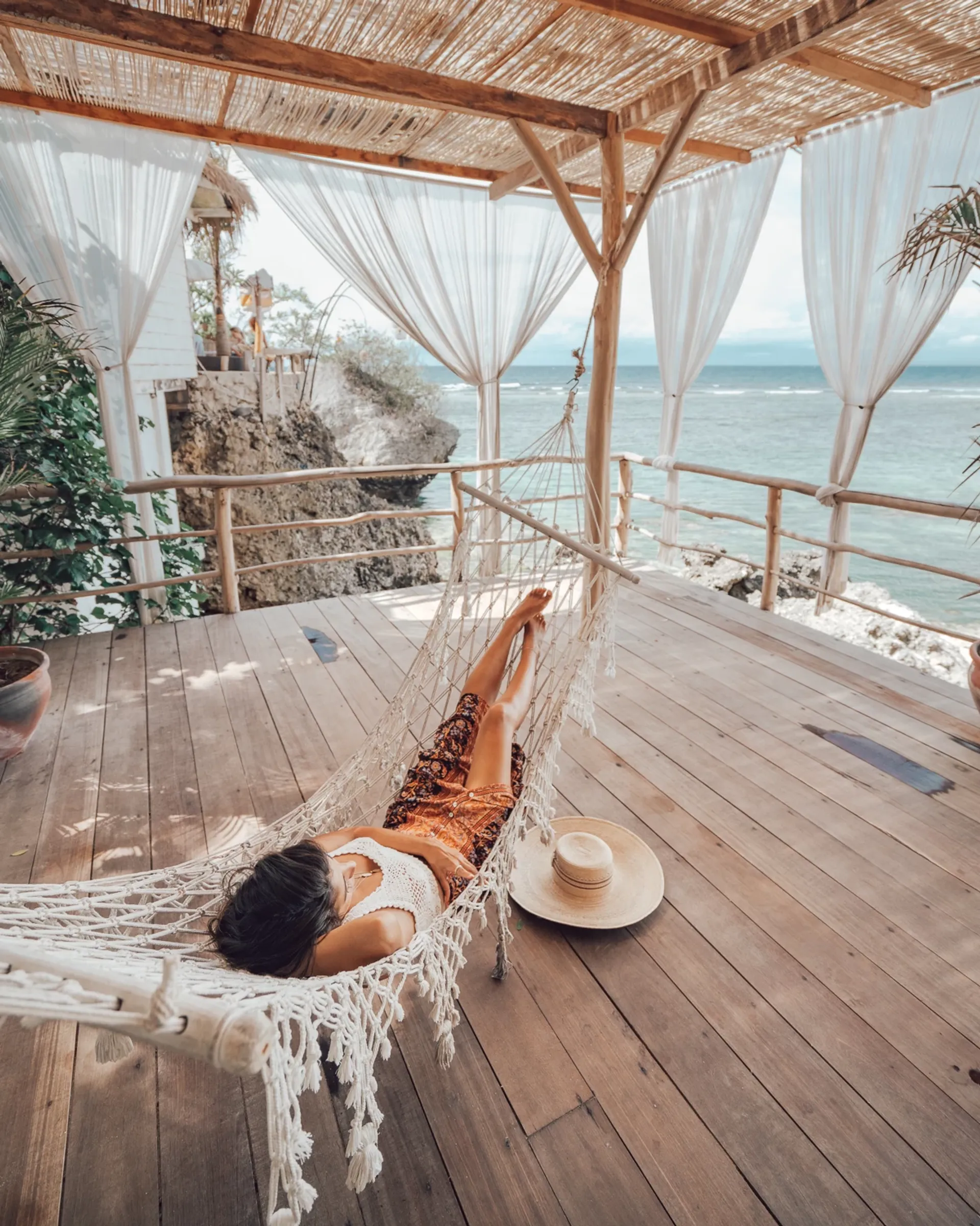 Klippen, Wellen, Insel-Vibes: Surfurlaub mit Yoga in Uluwatu