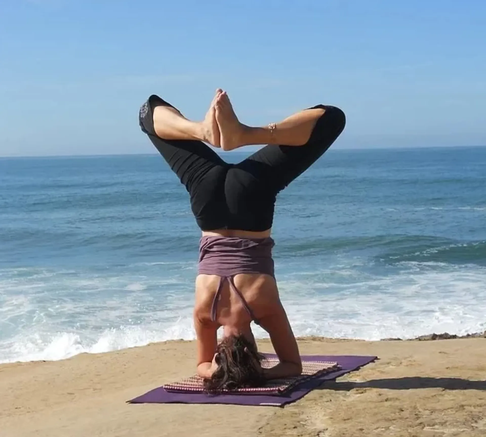 Die perfekte Balance zwischen Yoga und Surfen in Portugals Sonne