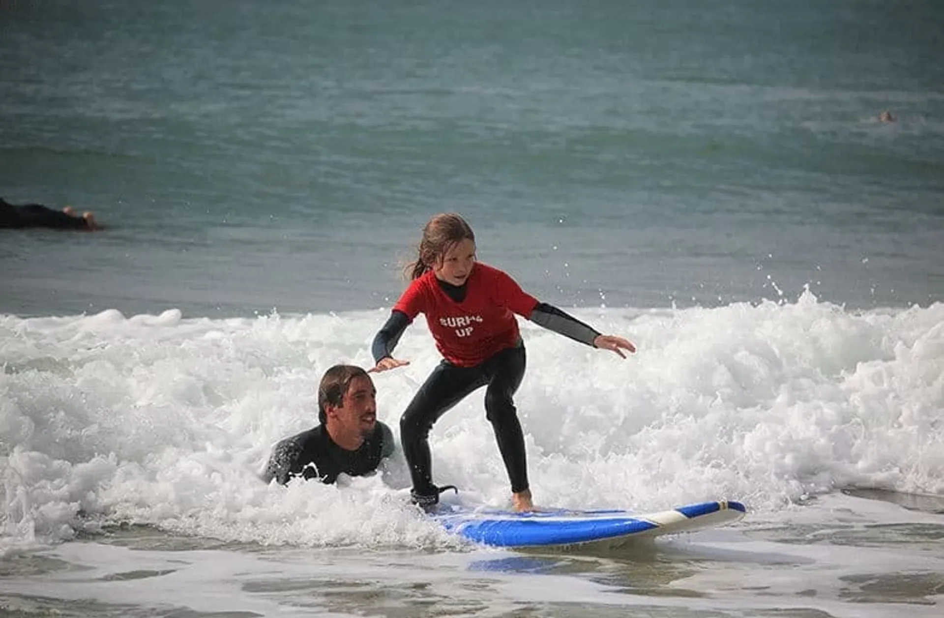 Surfurlaub mit der ganzen Familie in den Wellen der Guincho Bay