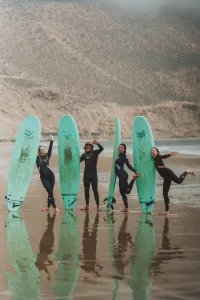 Surfcamp im charmanten Fischerdorf: Wellen, Natur & Gleichgesinnte