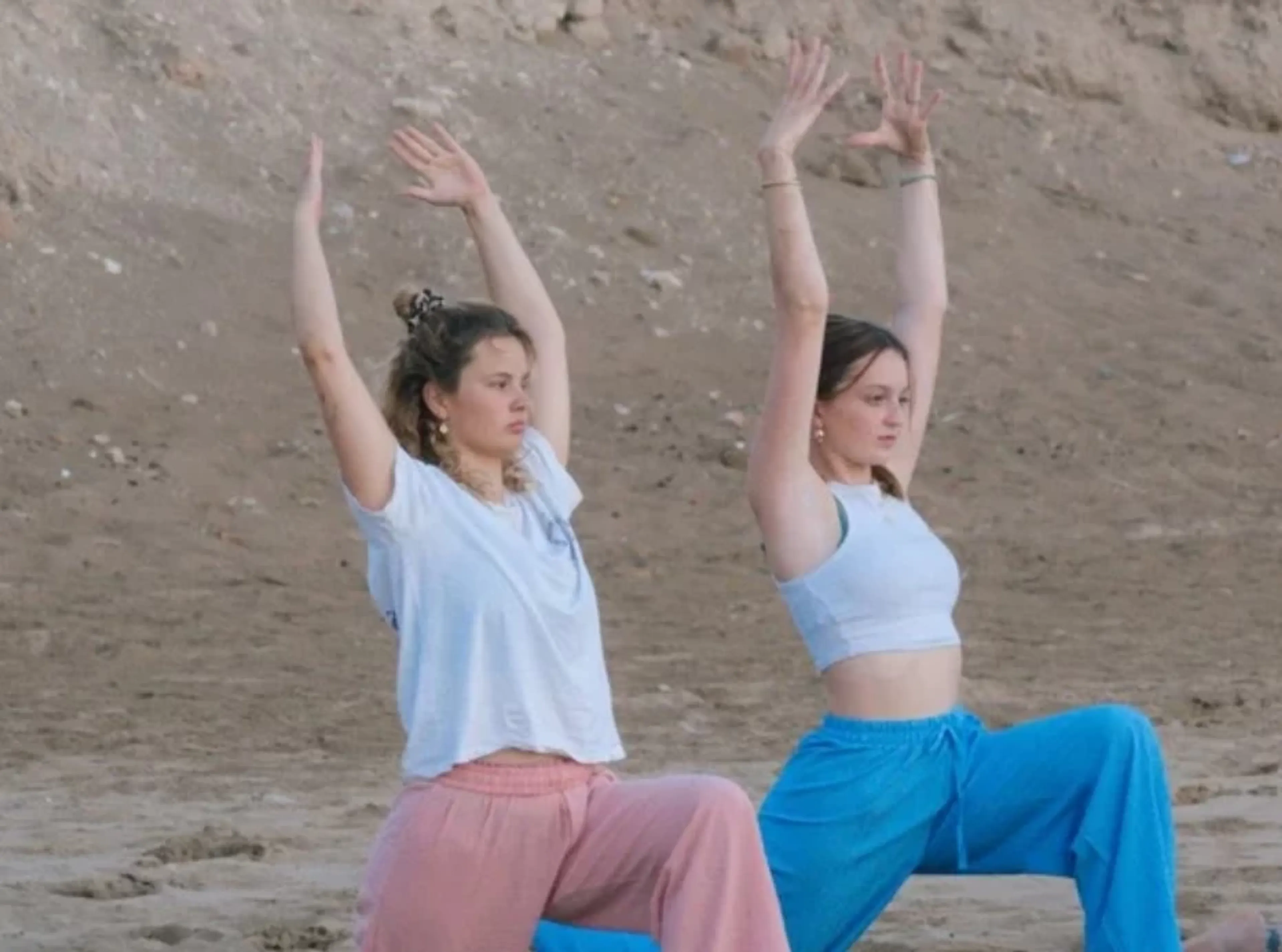 Surf, Sun & Good Vibes: Entdecke die Freude am Surfen und Yoga - 3