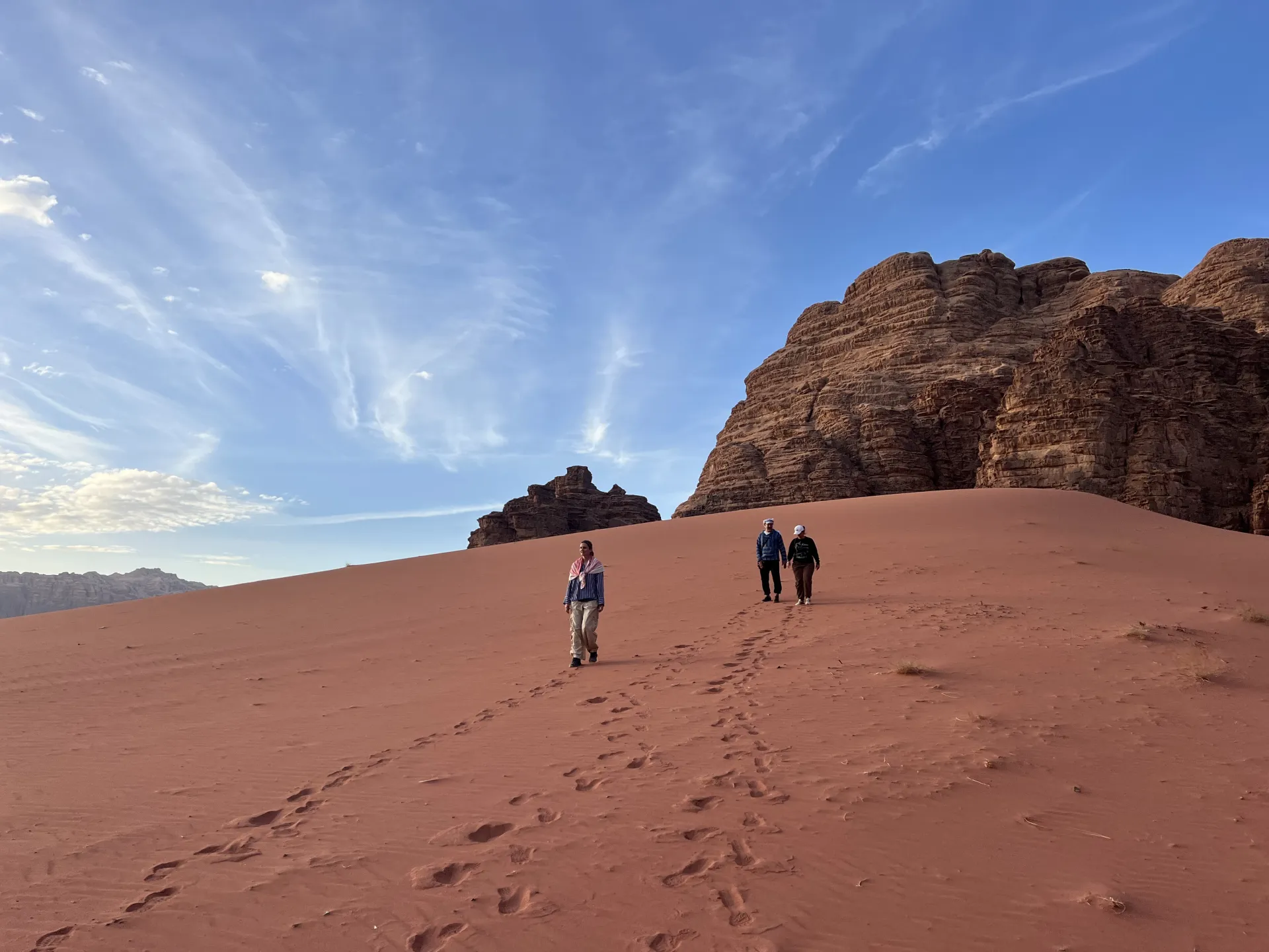 Wüstenabenteuer in Wadi Rum: Reite auf Kamelen mit Beduinen