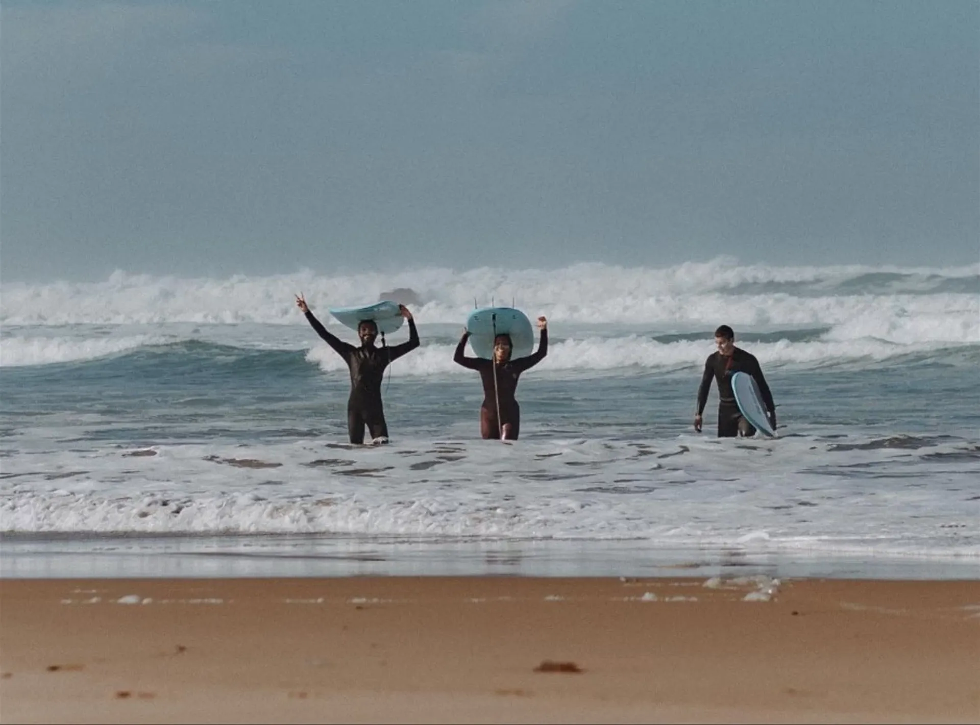 Surfen pur an der Algarve: vom sicheren Take-Off zum Intermediate