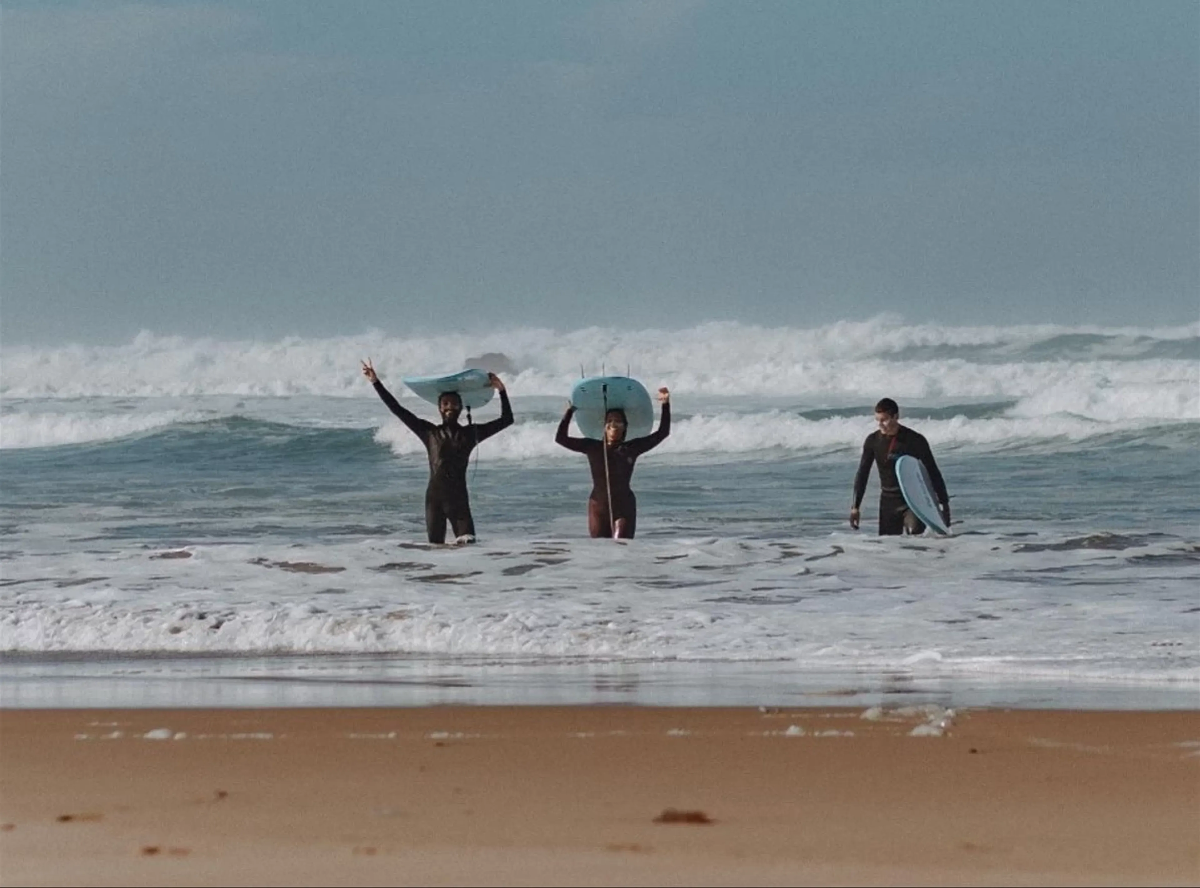 Surfen pur an der Algarve: vom sicheren Take-Off zum Intermediate