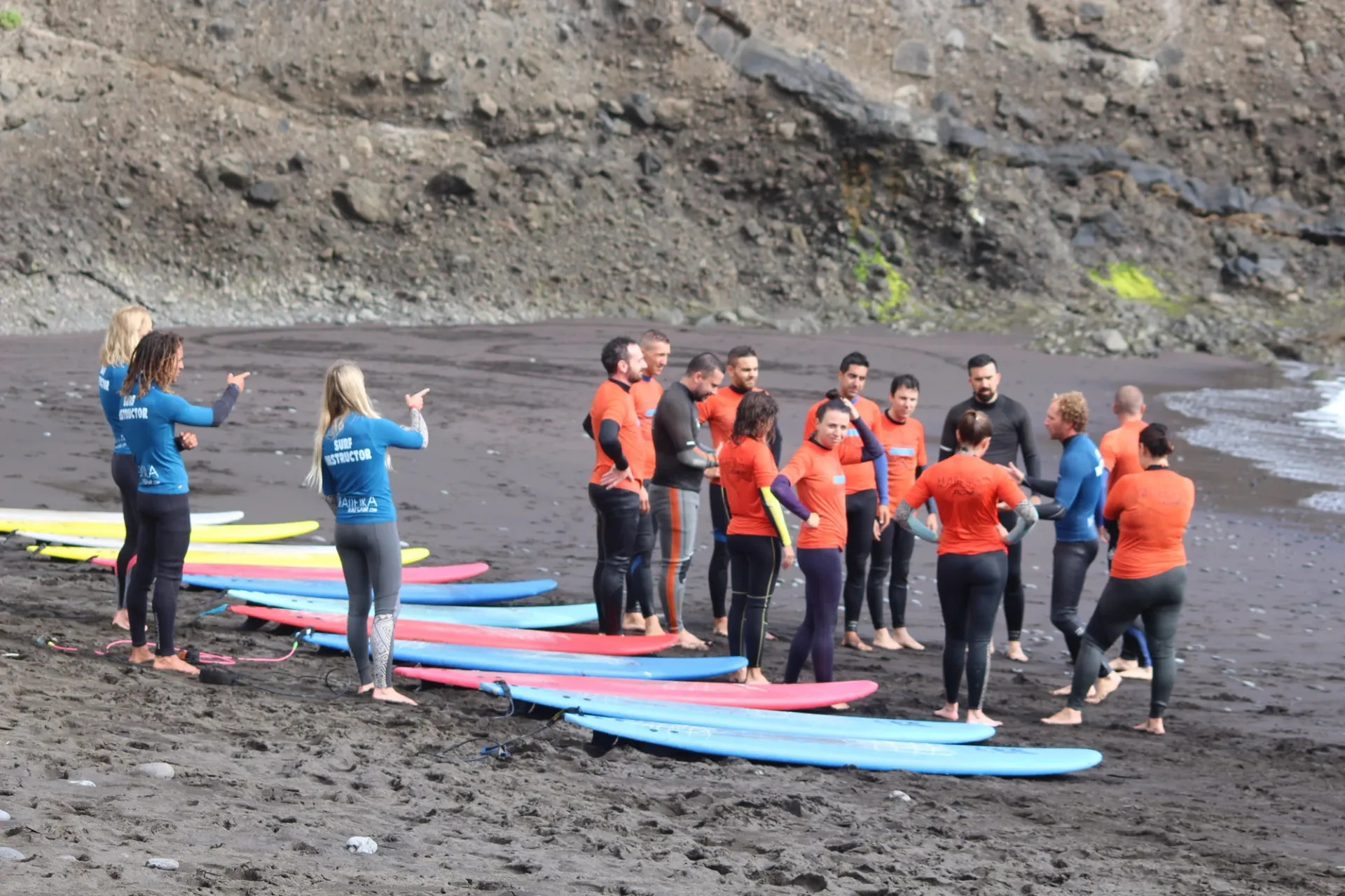 Surfen an Madeiras beeindruckenden schwarzen Sandstränden - 4