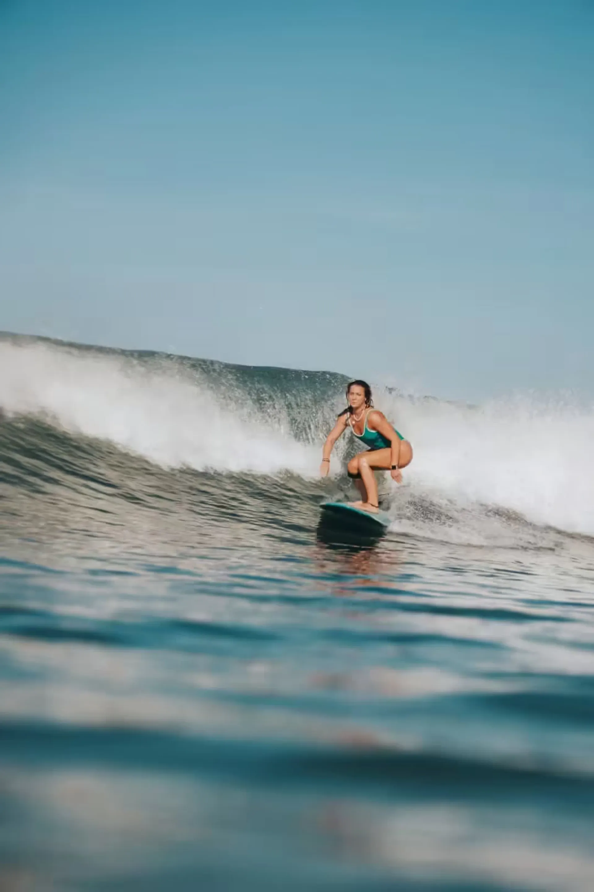 Surfen bis zum Sonnenuntergang in den Wellen Uluwatus