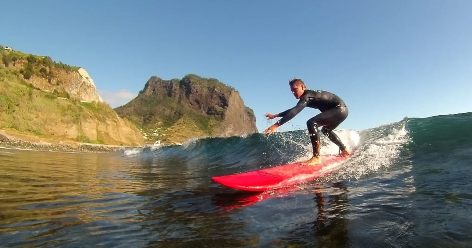 Surfen an Madeiras beeindruckenden schwarzen Sandstränden