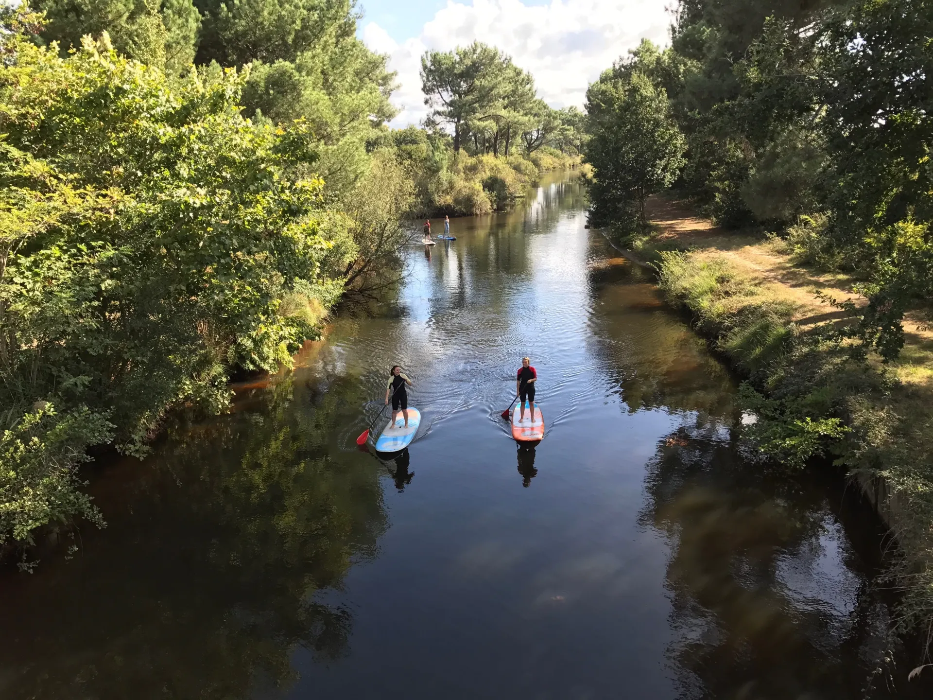 Surfen & SUP: Wellen und Paddeln zwischen Pinien und Atlantik