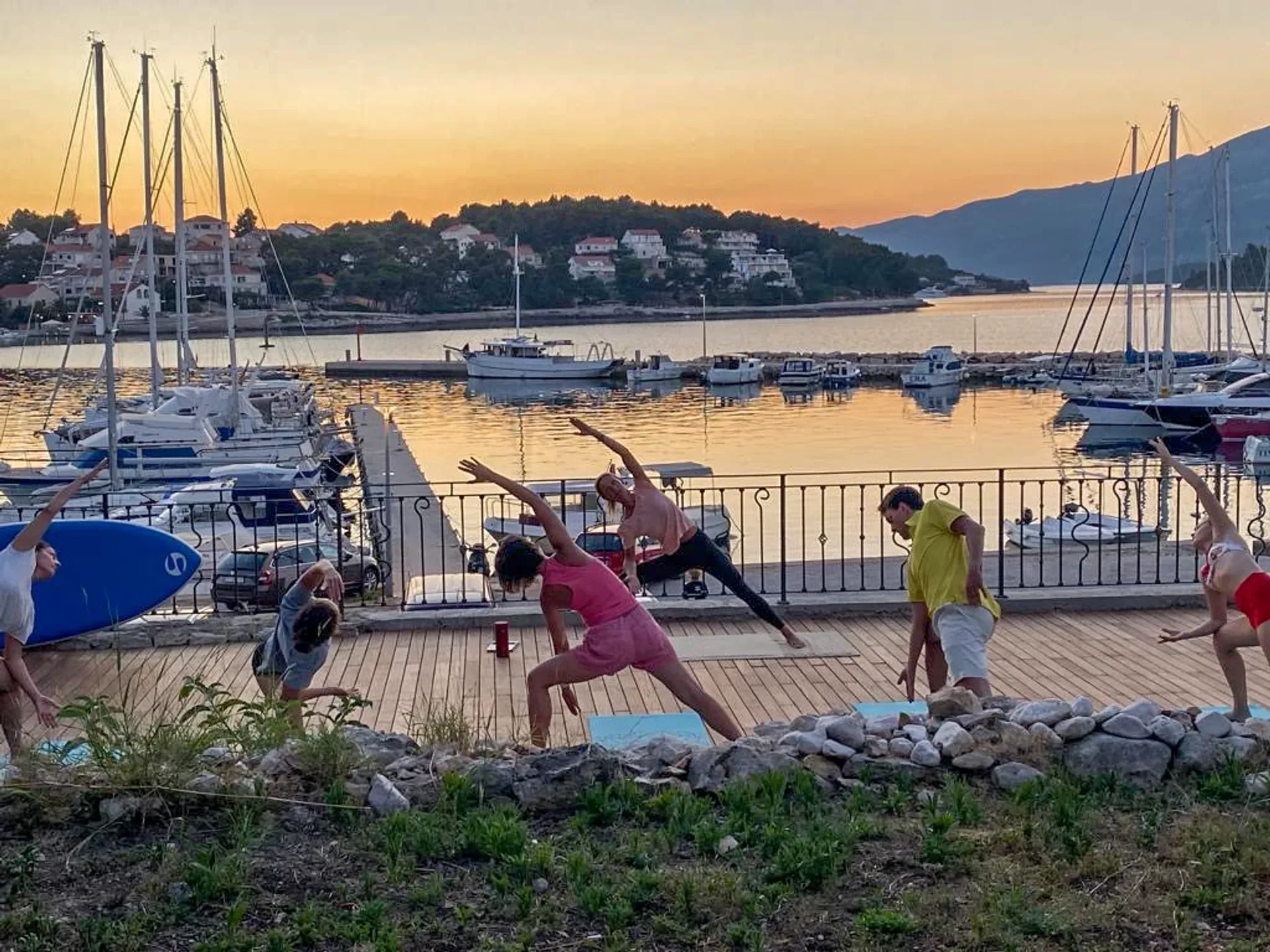 Gelassenheit am Meer: Ein Herbst-Yoga-Retreat