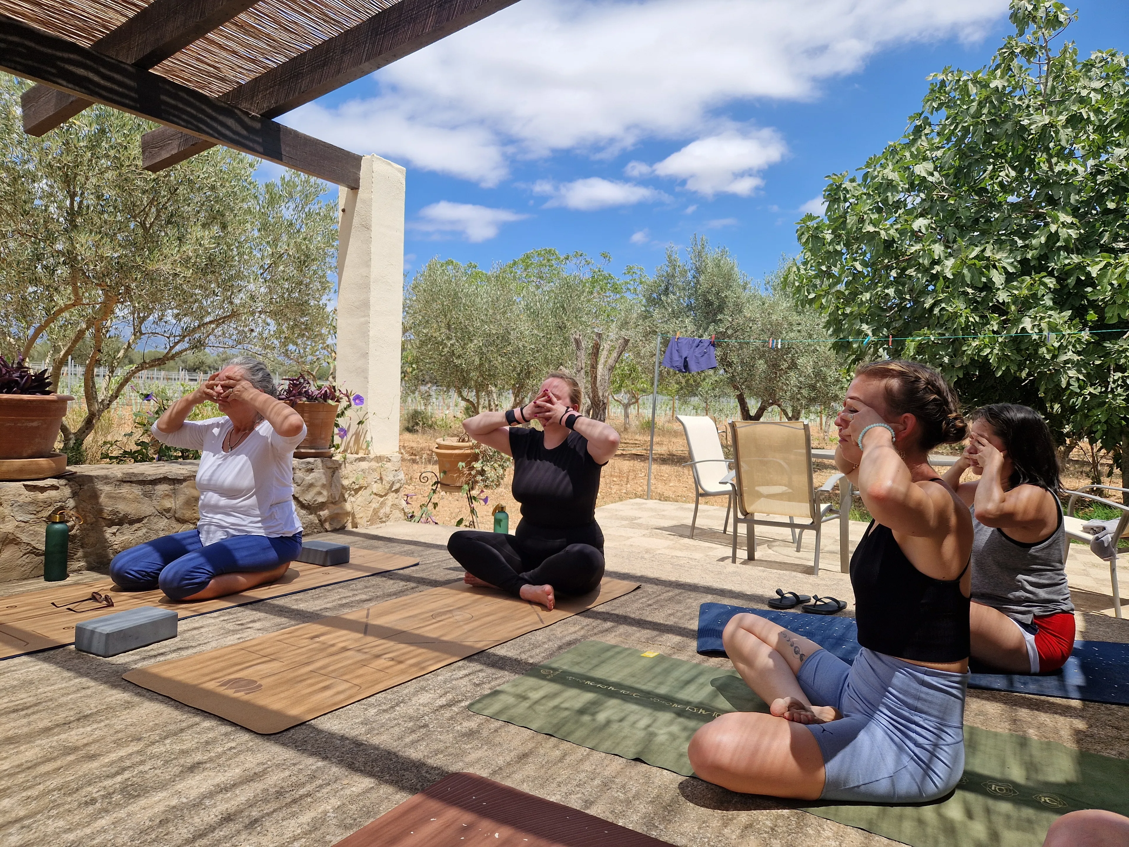 Die Kunst des Loslassens: Ganzheitliches Yoga-Retreat auf Mallorca