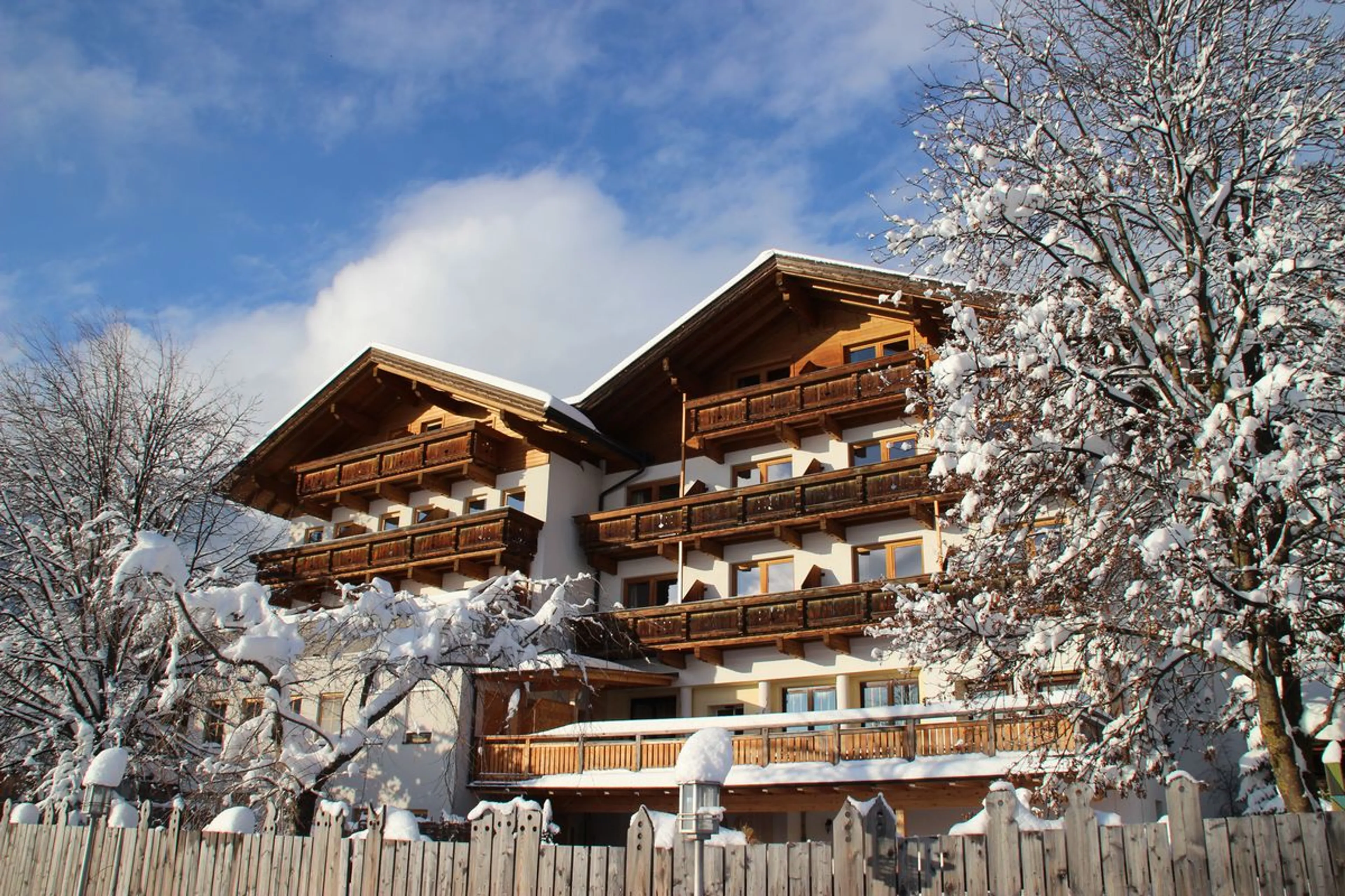Schneeschuhwandern vor traumhafter Kulisse in Tirol - 2