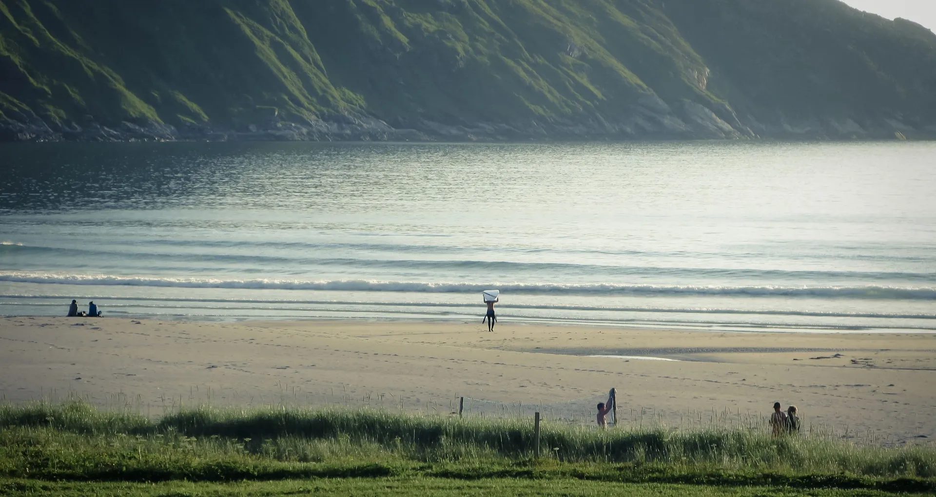 Surfcamp zwischen majestätischen Bergen und weißen Sandstränden