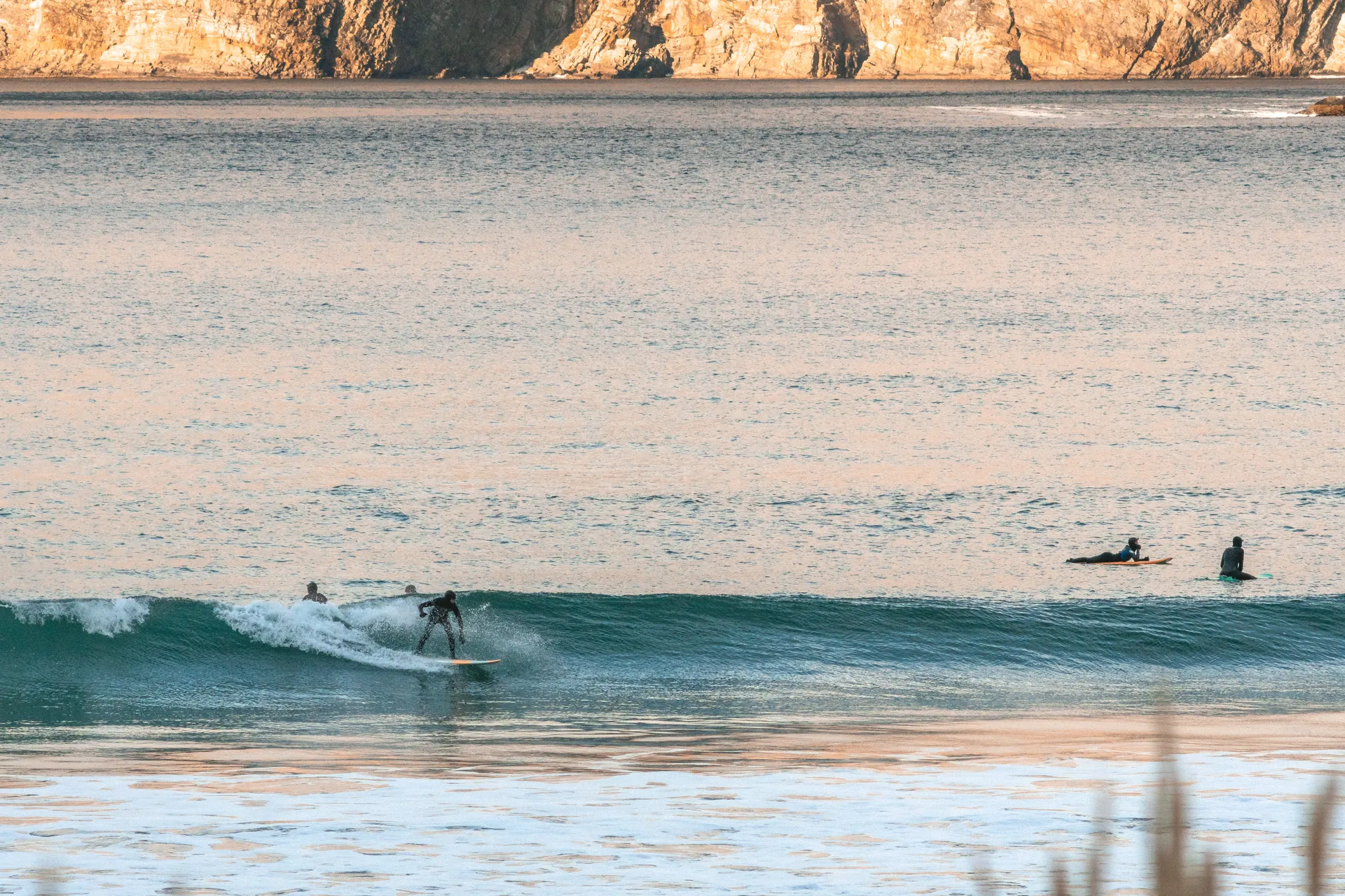 Surfcamp zwischen majestätischen Bergen und weißen Sandstränden - 2