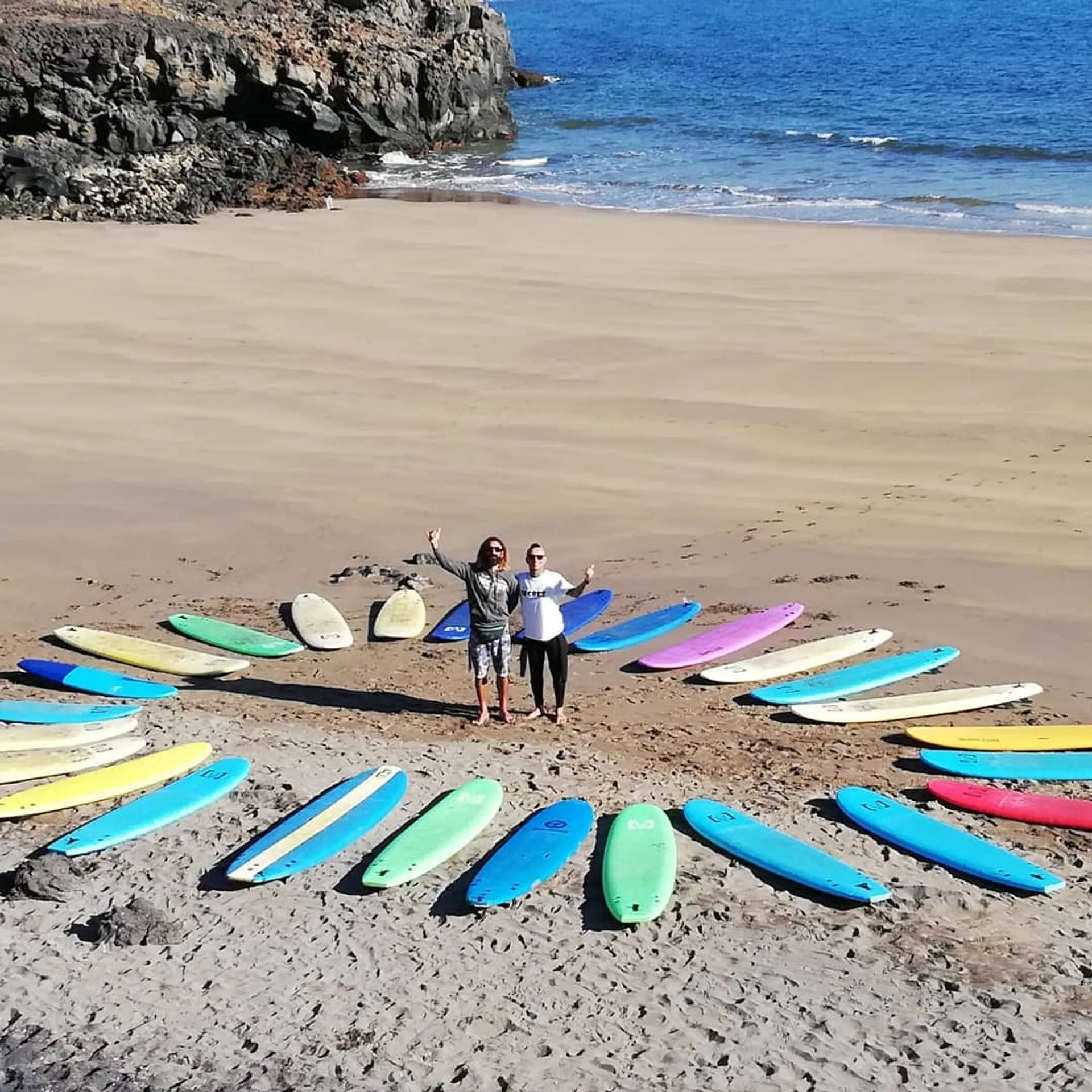 Surfen im ursprünglichen Küstenort El Poris