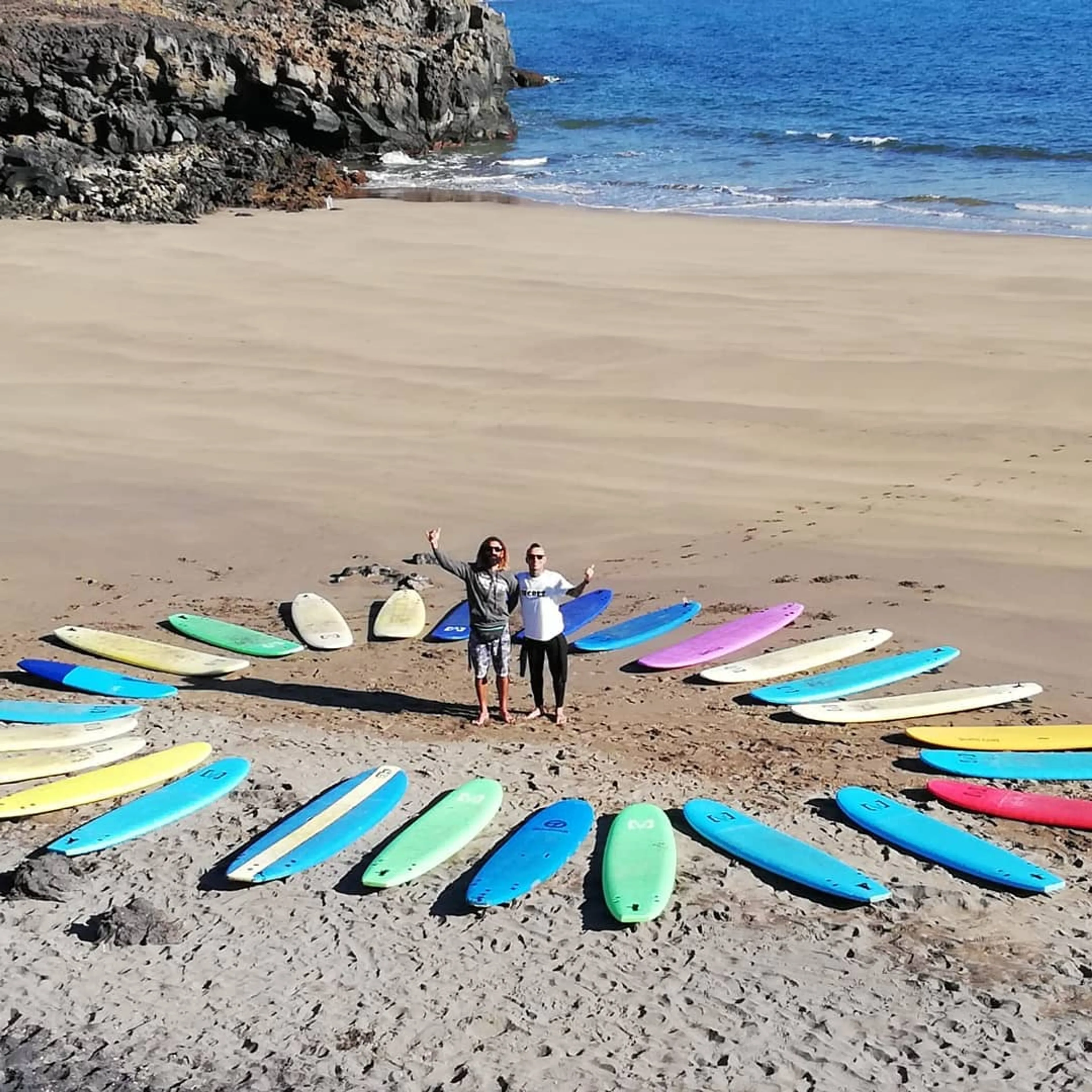 Surfen im ursprünglichen Küstenort El Poris - 1