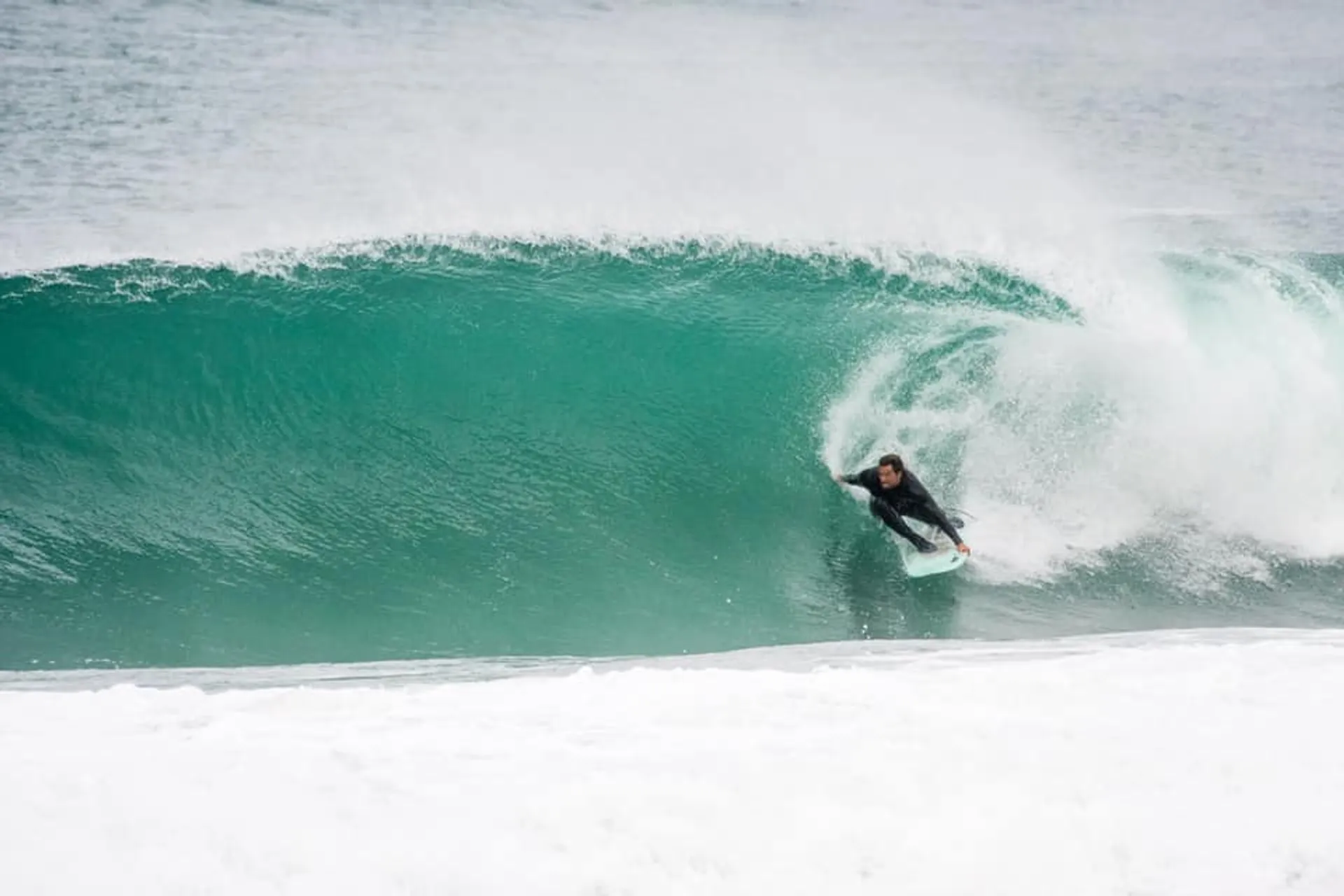 Surf-Guiding rund um Santa Cruz: Leere Line-Ups und perfekte Wellen