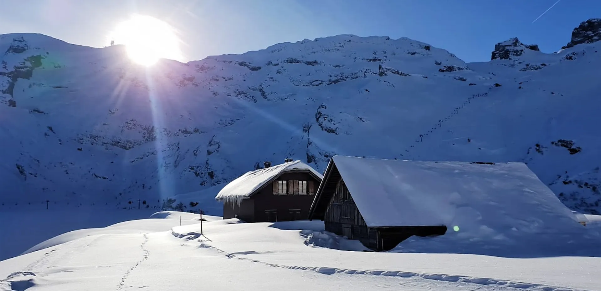Skifreizeit am Gletscher in der Schweiz mit Hütte auf 1.800 Meter