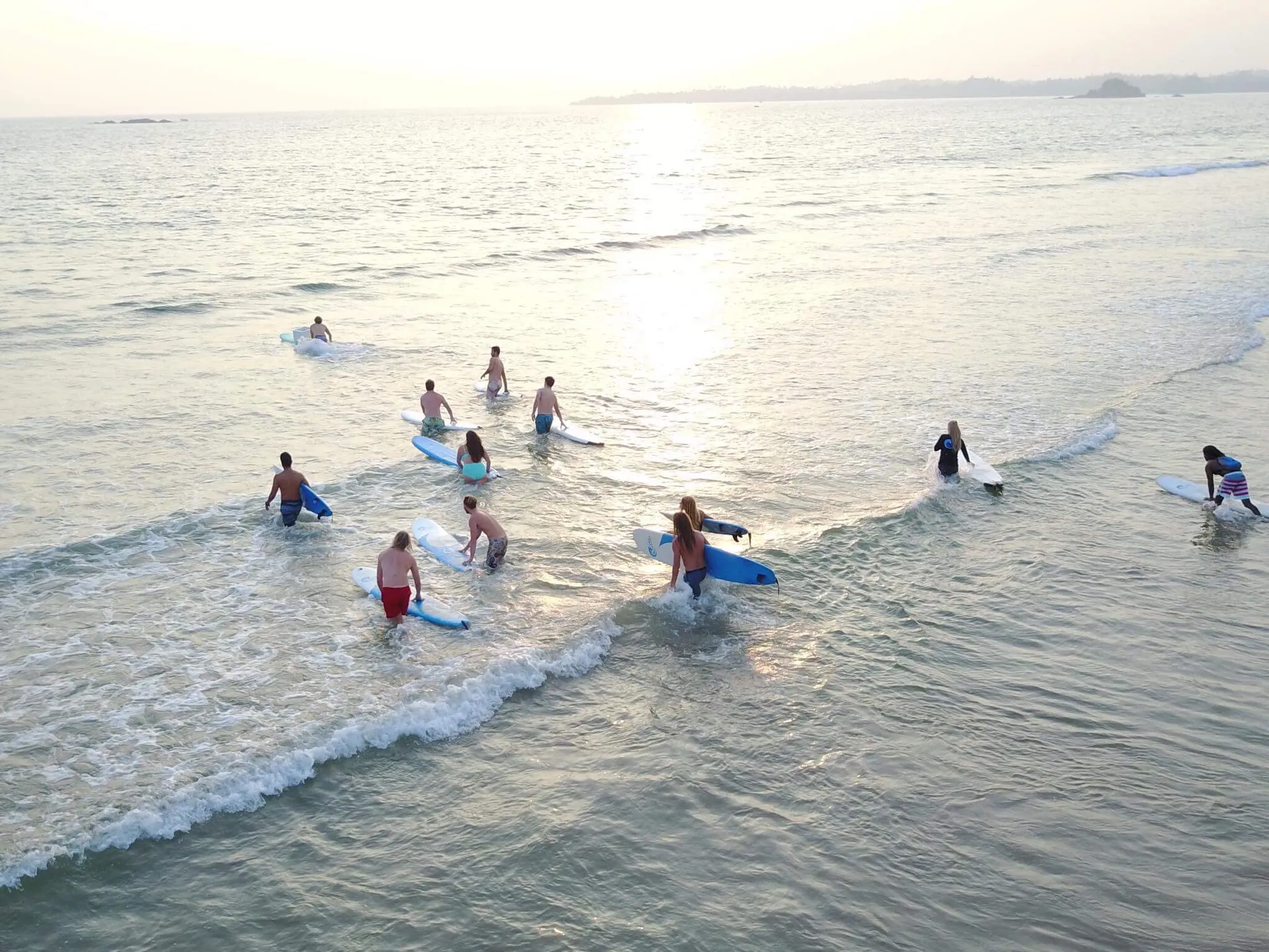 Beachlife pur: Surfen & Feiern unter Palmen in Sri Lanka