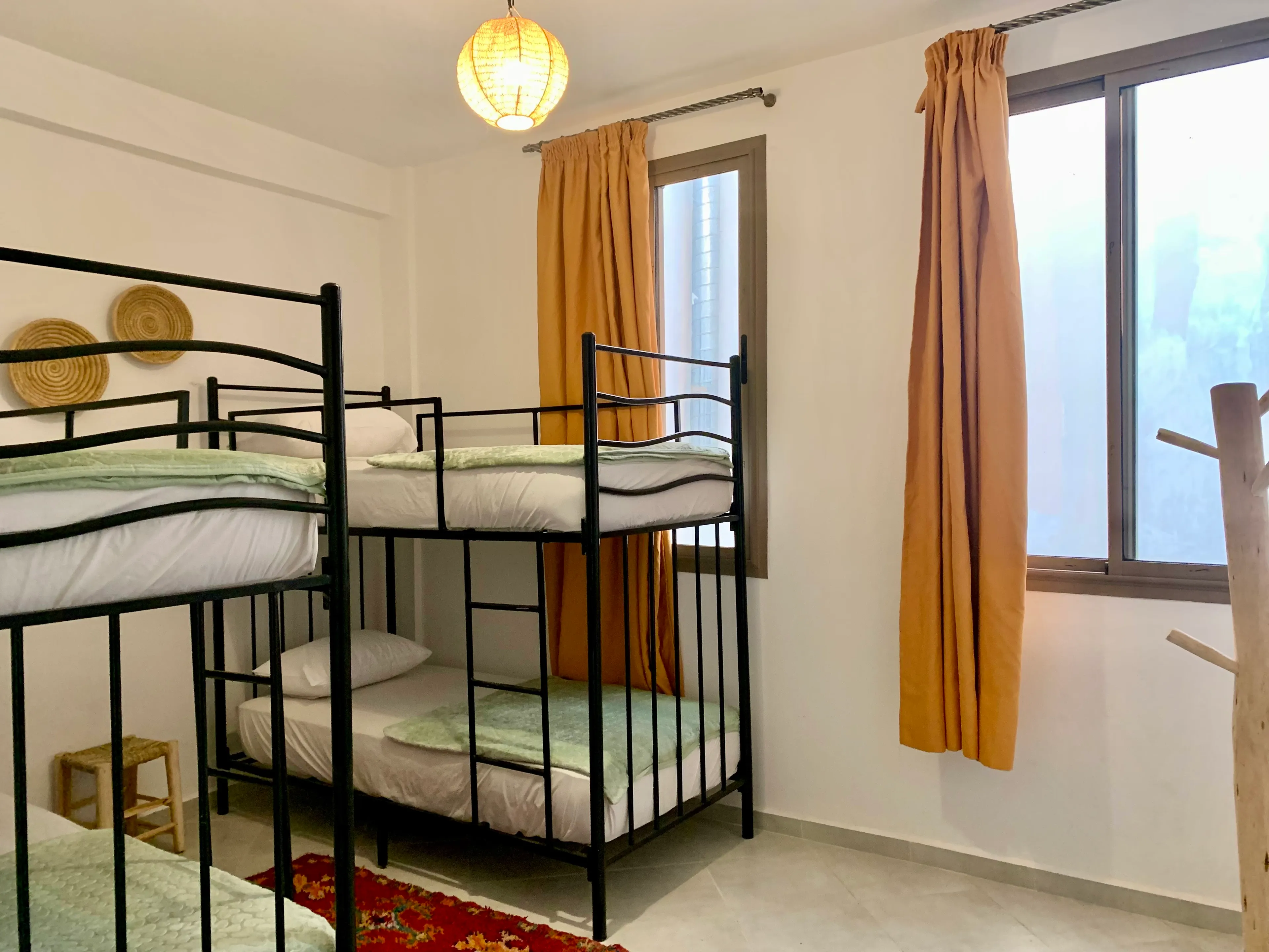 Frauen Dorm - 1