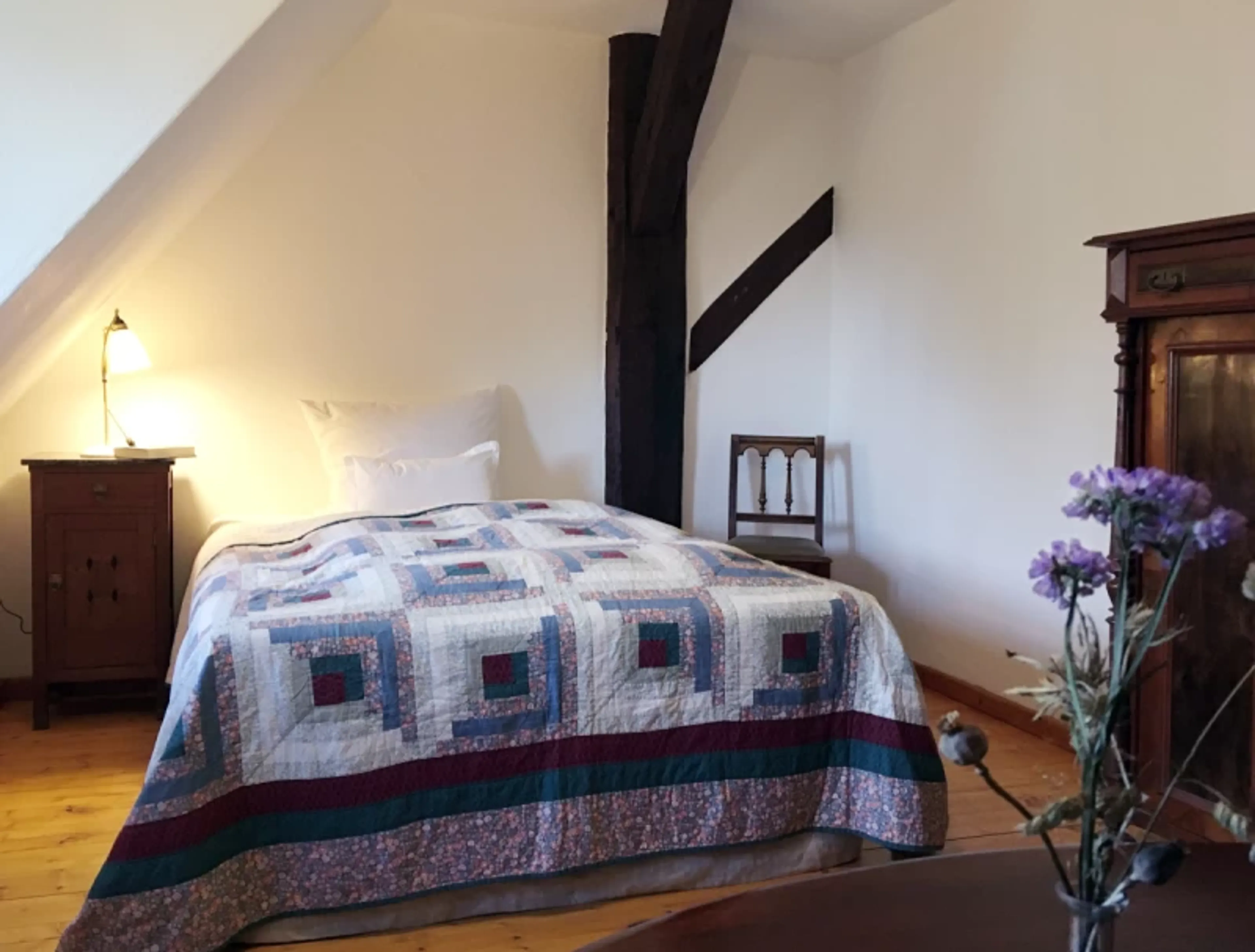 Doppel- als Einzelzimmer mit geteiltem Badezimmer - 1