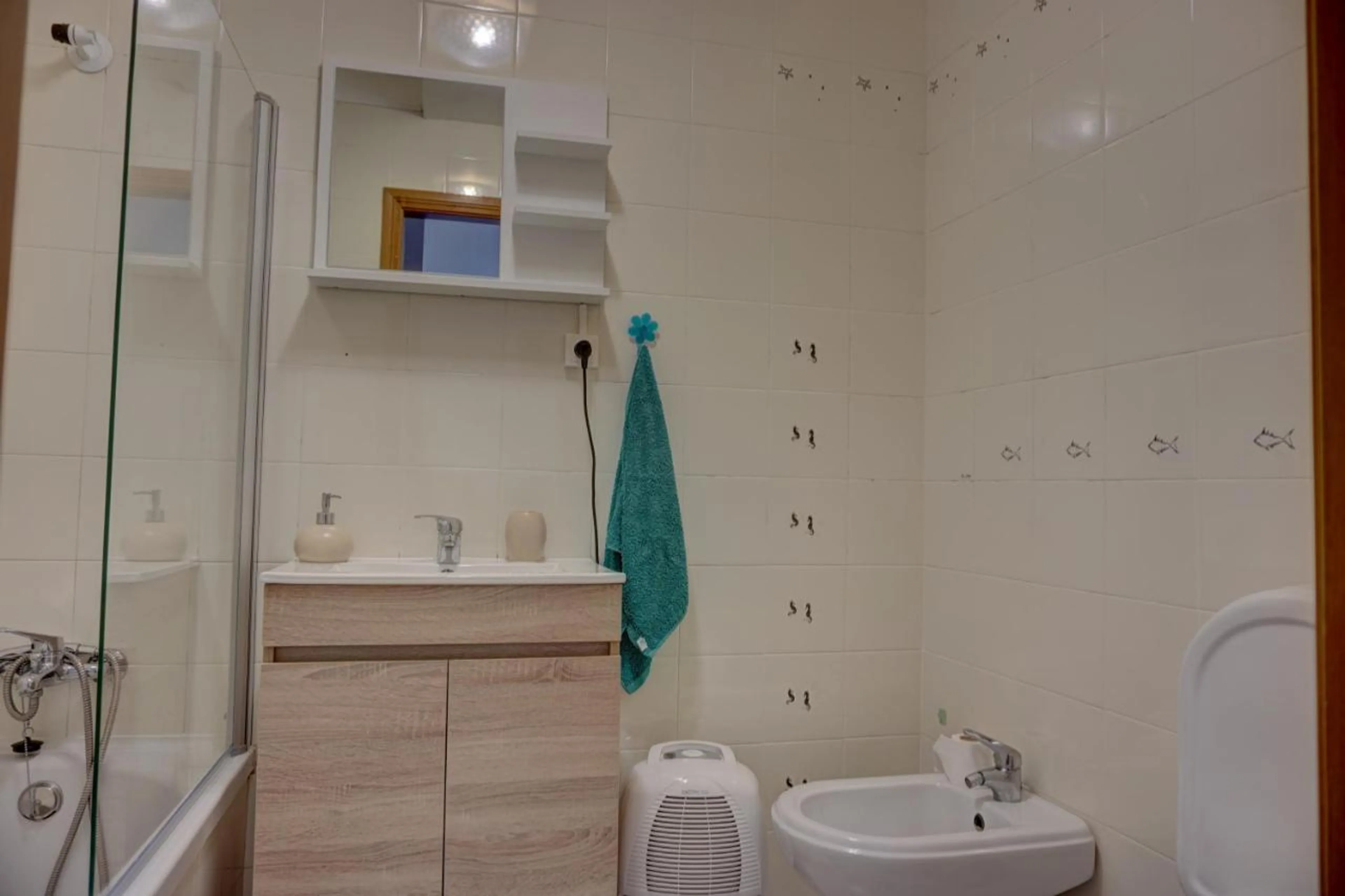 Zweibettzimmer mit geteiltem Bad und Balkon - 3