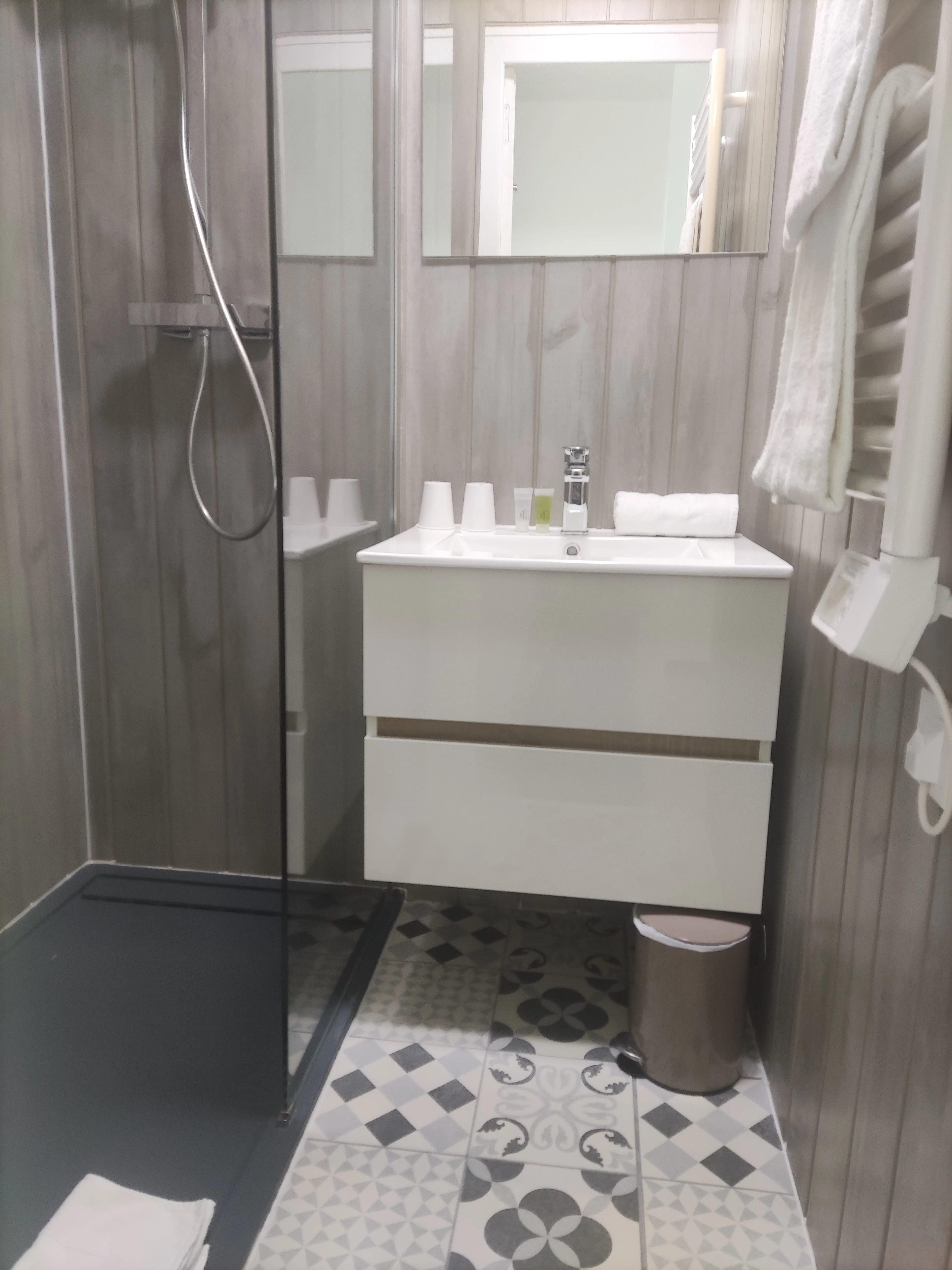 Doppel- oder Zweibettzimmer - 7