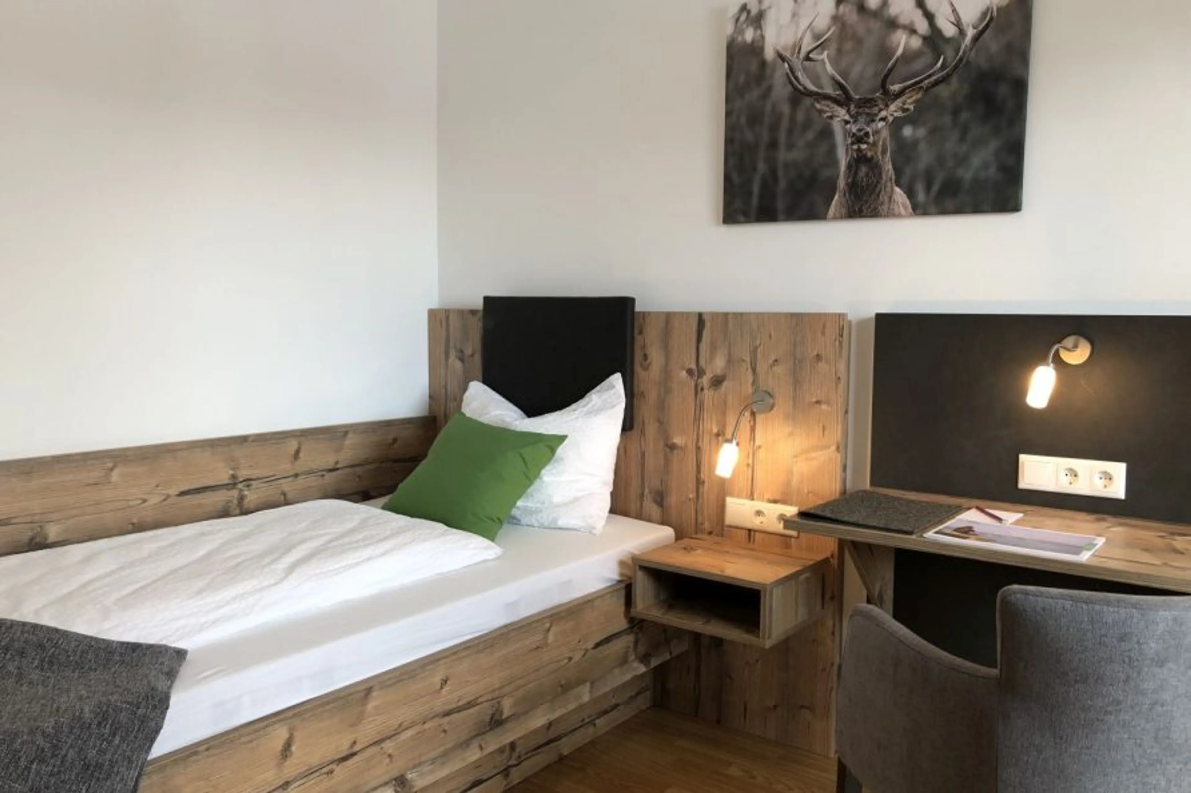Einzelzimmer mit eigenem Bad (am Flur) neu renoviert, mit Balkon - 1