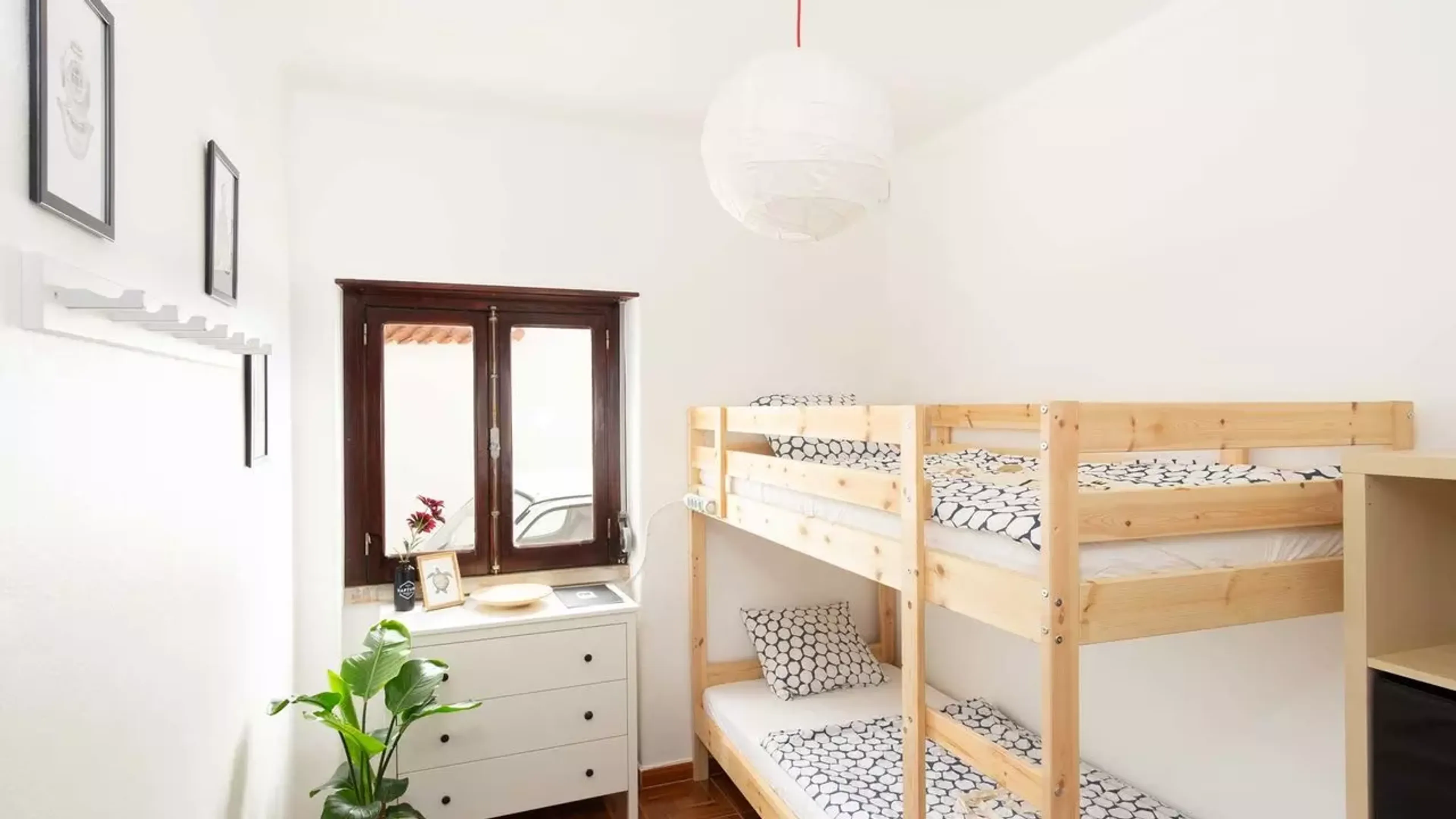 Geteiltes 2-Bettzimmer im Surf-Haus (Hinten) - 1