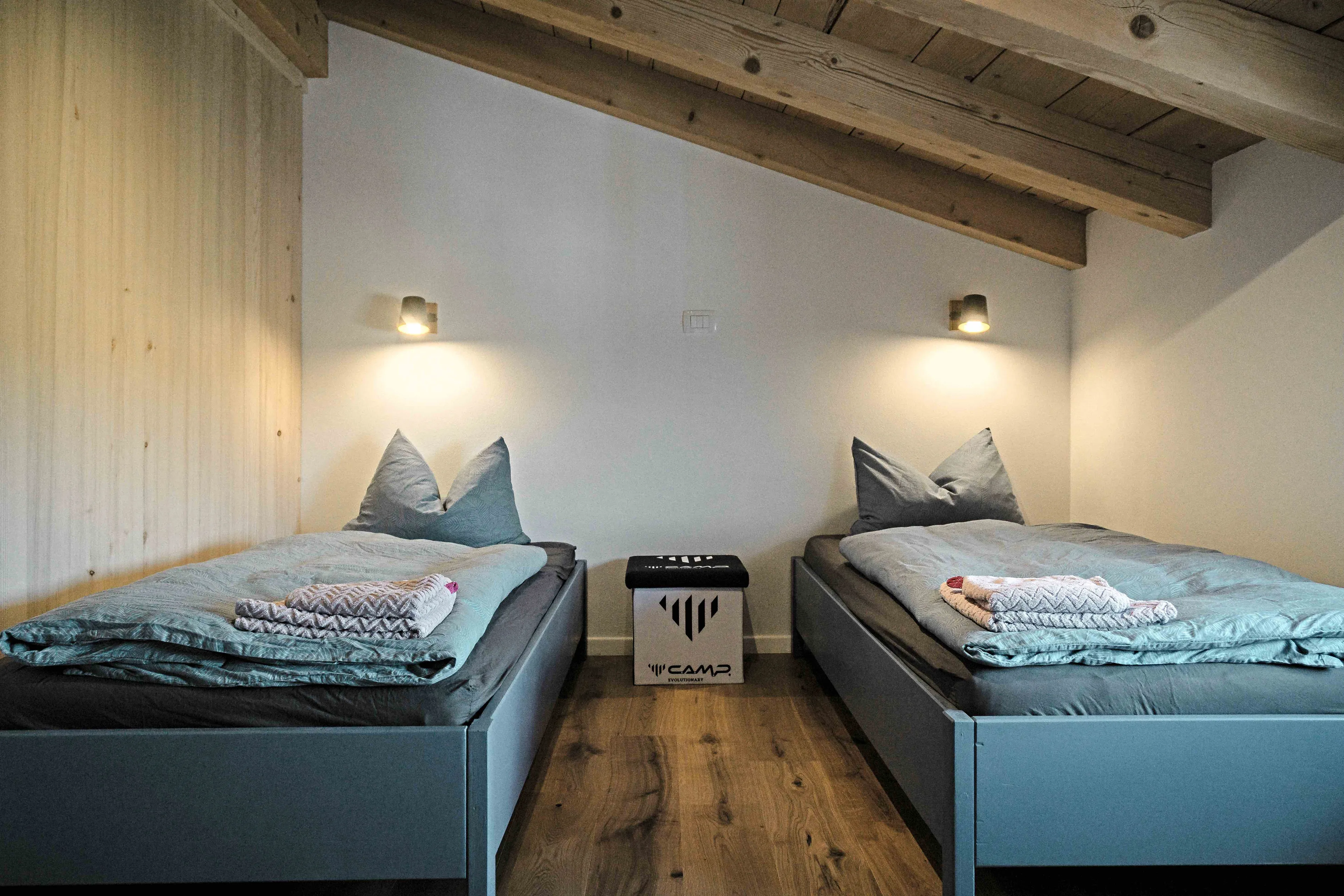 Zweibettzimmer geteilt durch einen Holzsichtschutz mit genügend Stauraum - 2