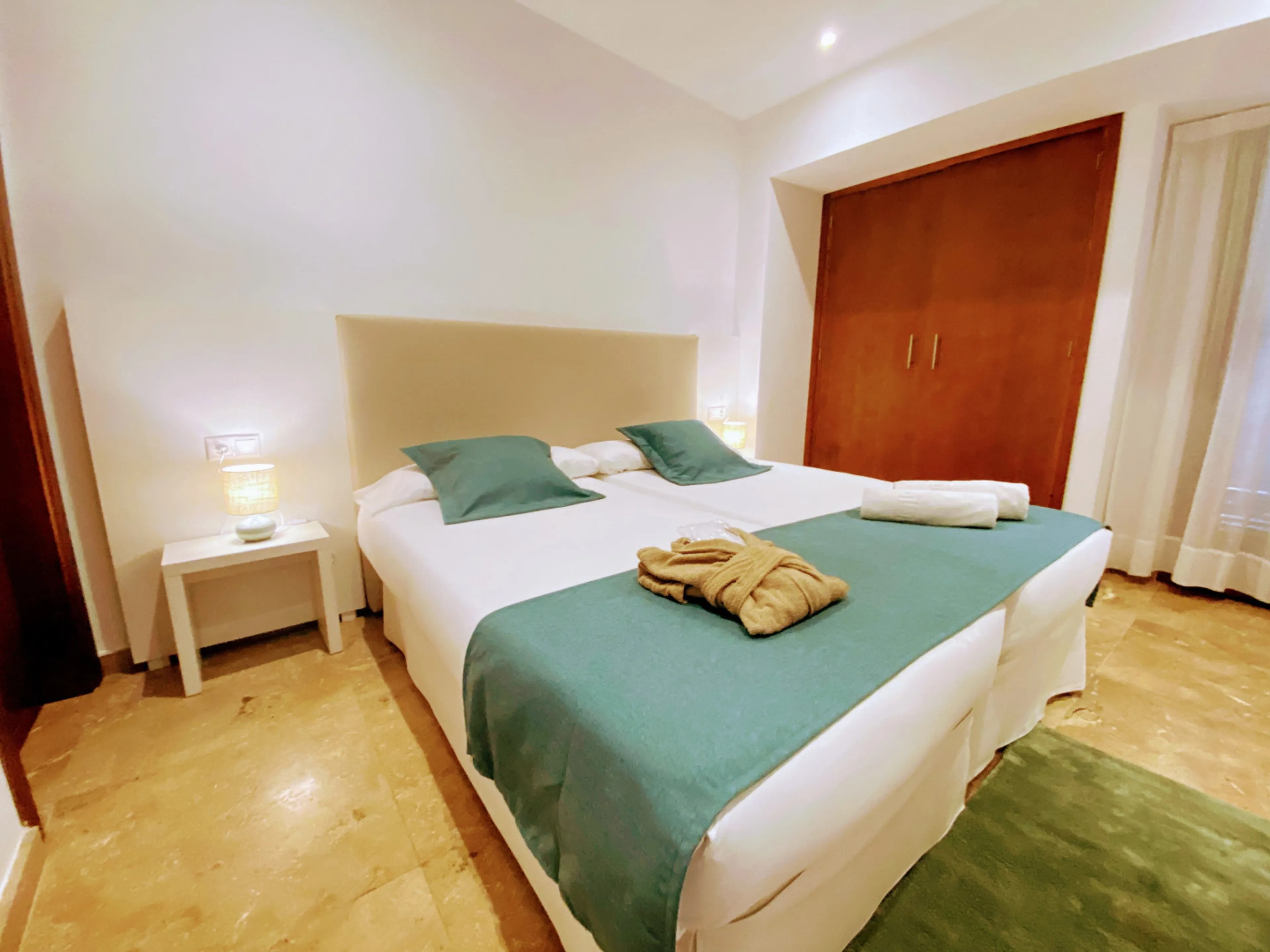 Zimmer mit eigenem Bad im geteiltem Apartment - 1
