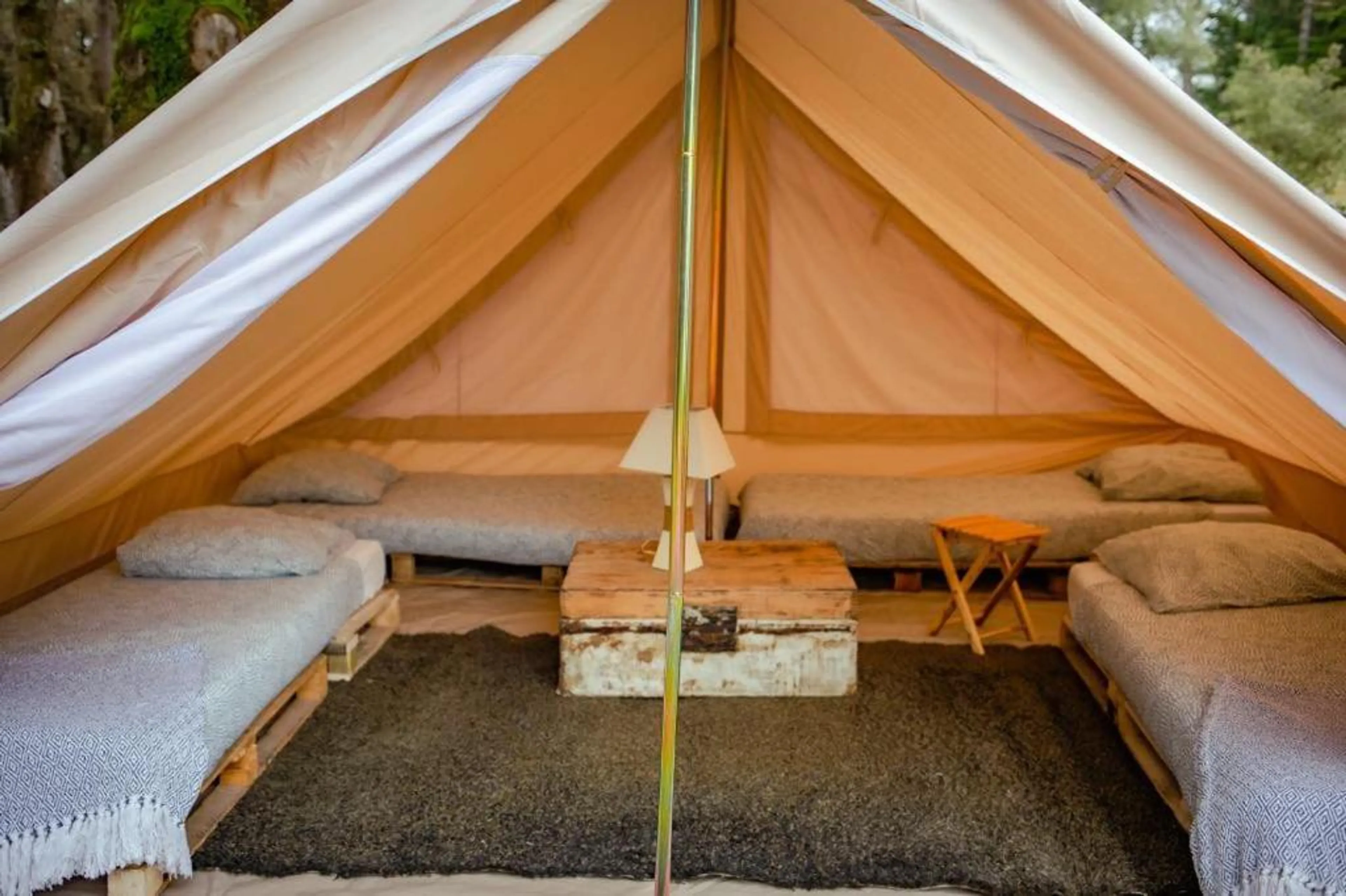 Einzelbett im geteilten Zelt - 2