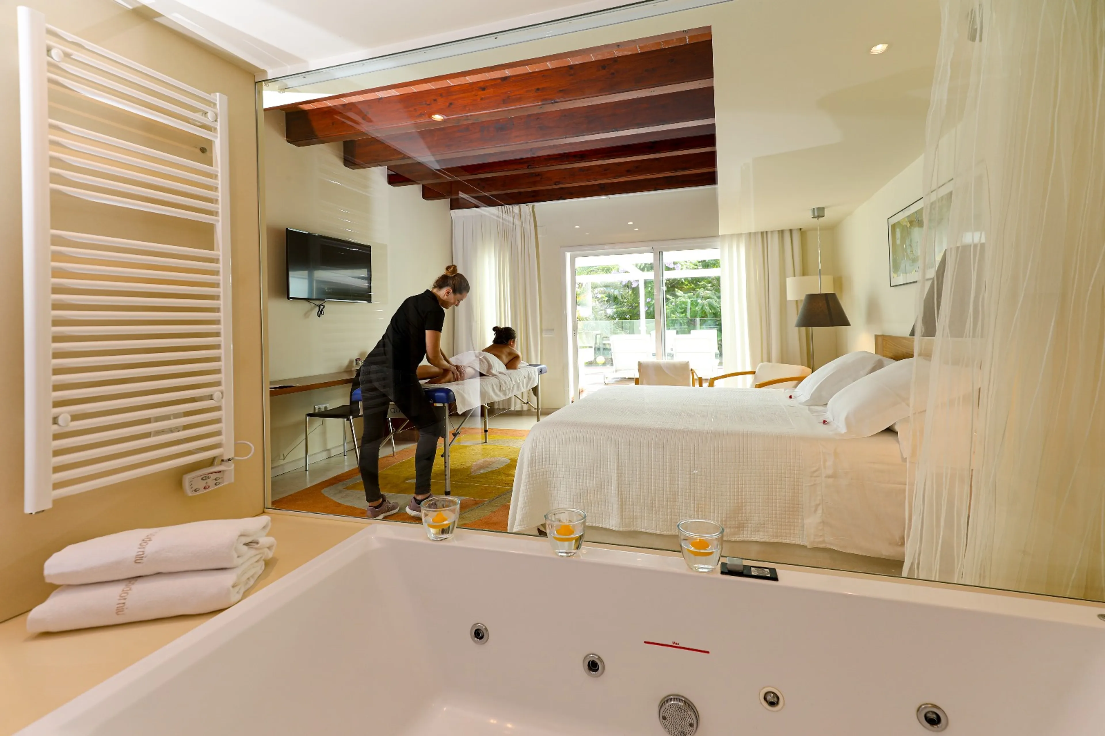 Zimmer mit Terrasse und Whirlpool im Hotel - 1