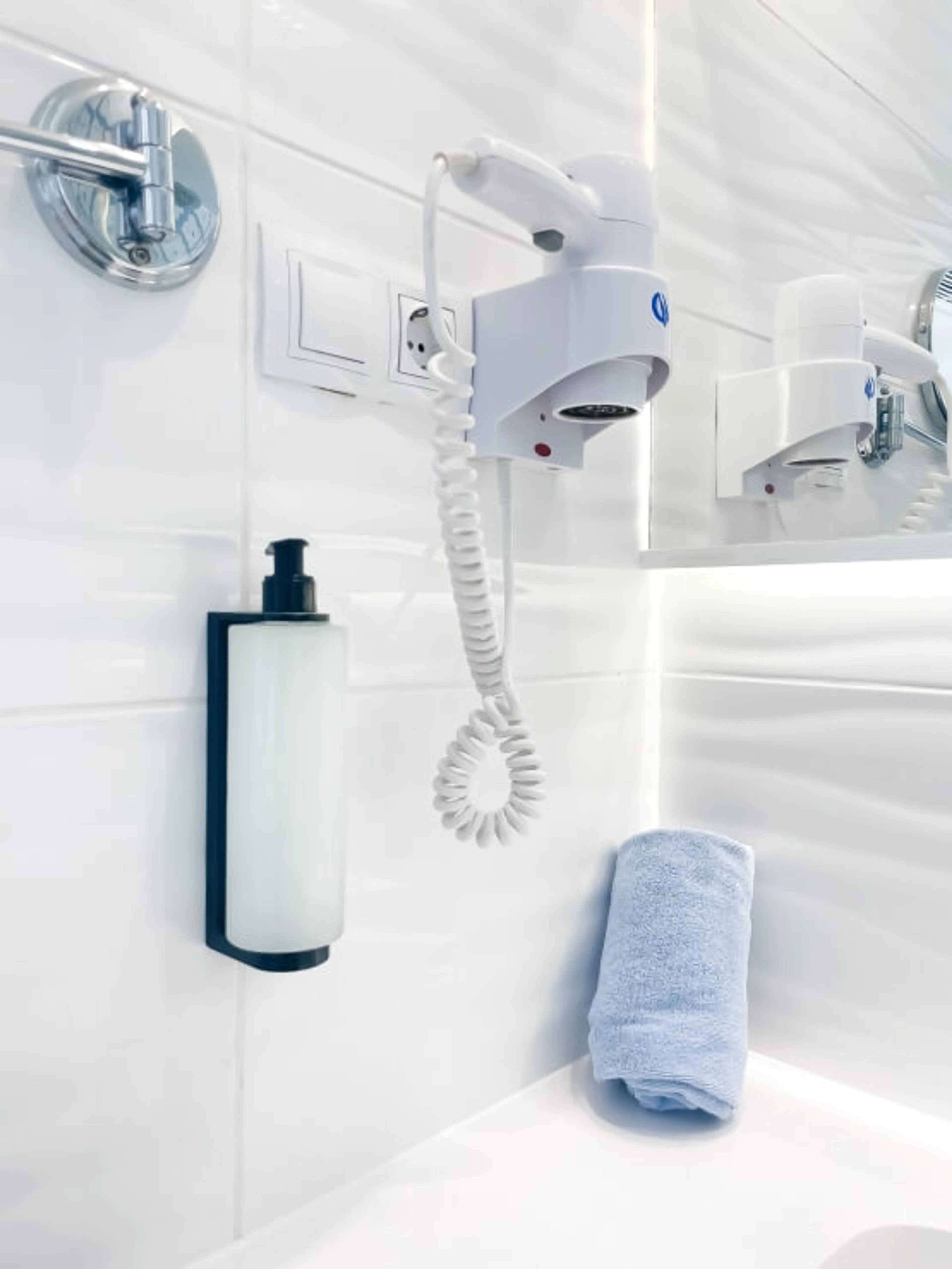 Privates Zimmer im Hote (Straßenblick) - 15