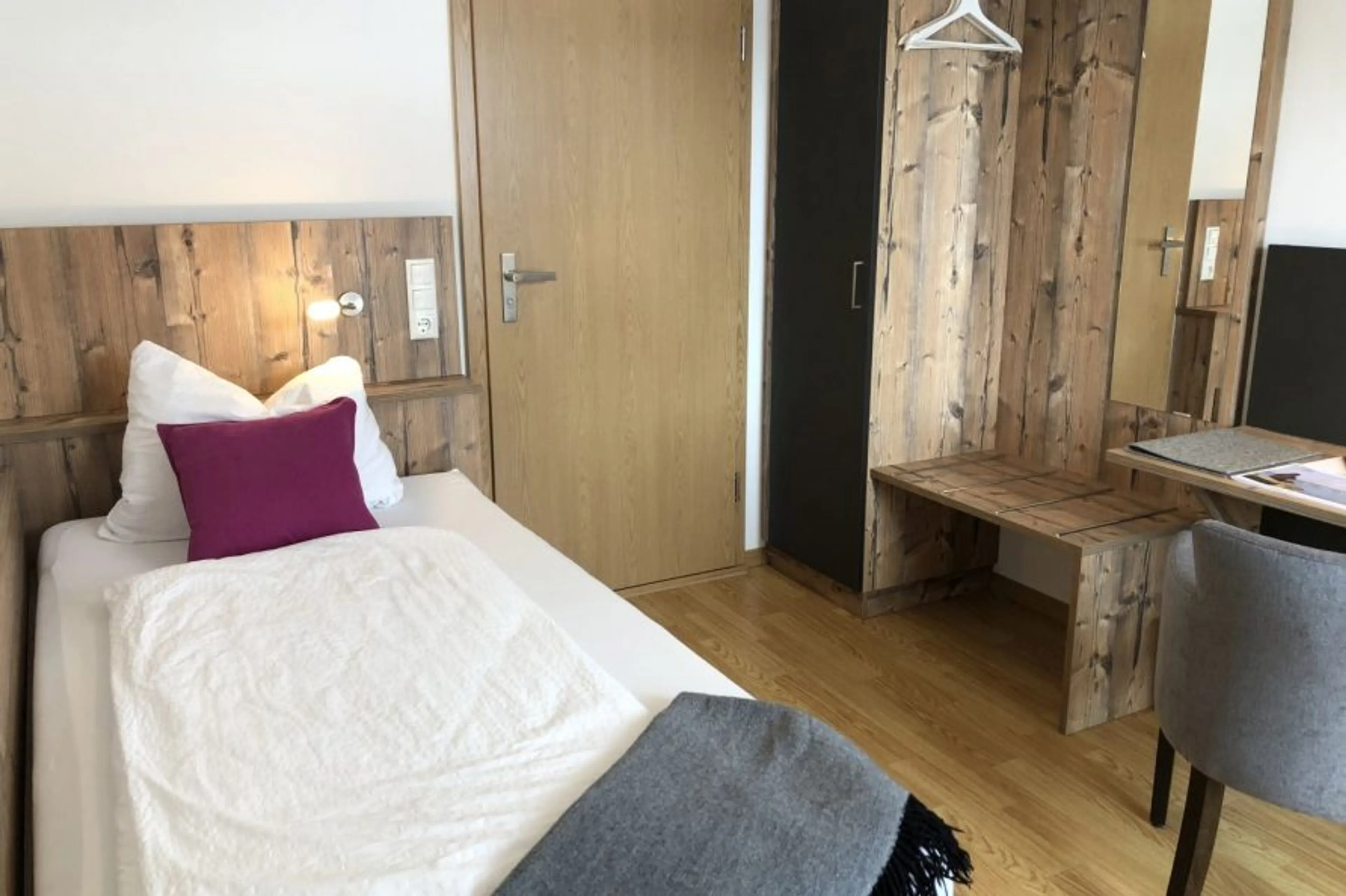 Einzelzimmer mit eigenem Bad (am Flur) neu renoviert, mit Balkon - 3