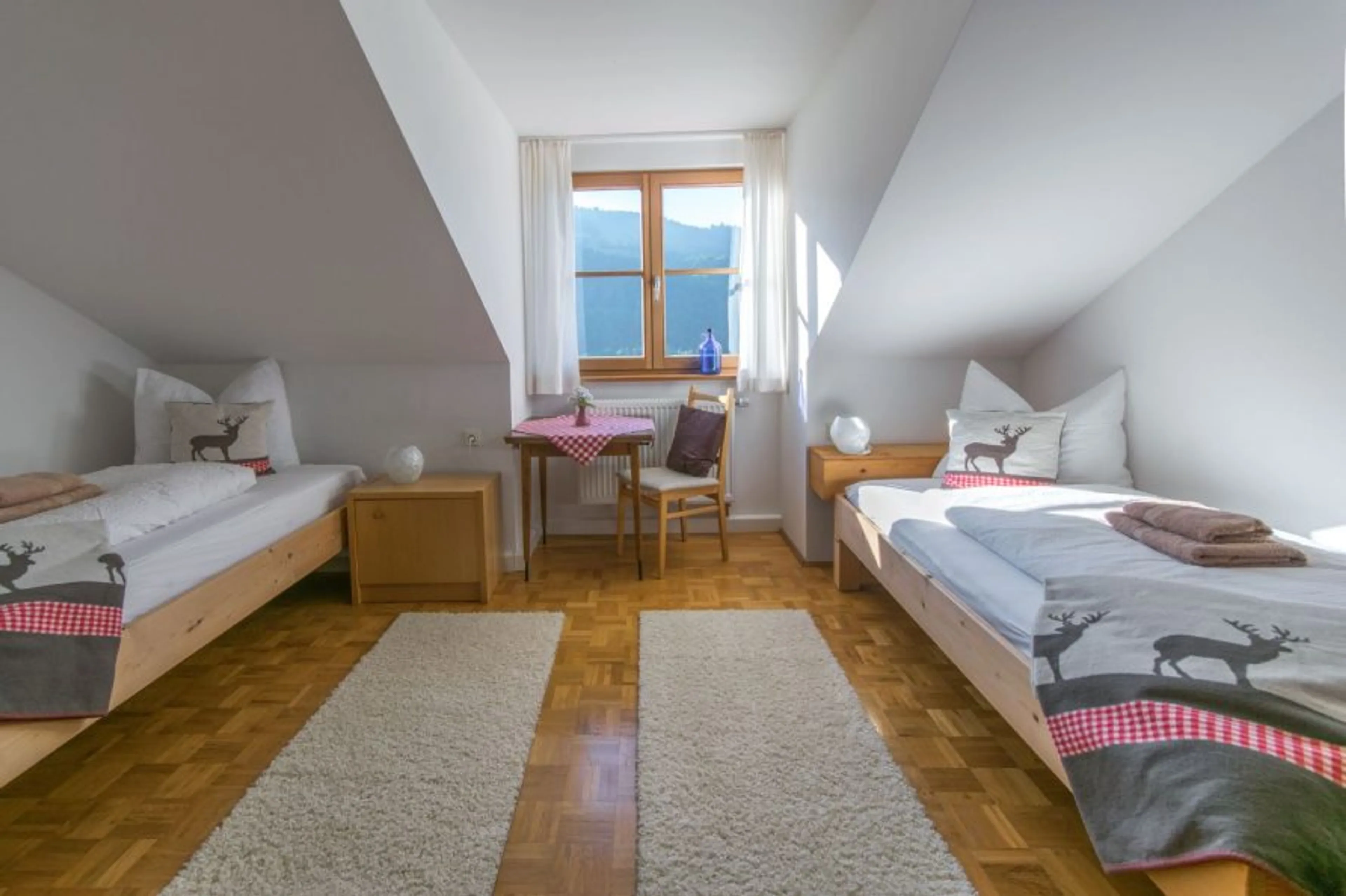 Doppelzimmer mit geteiltem Bad, neu renoviert - 3