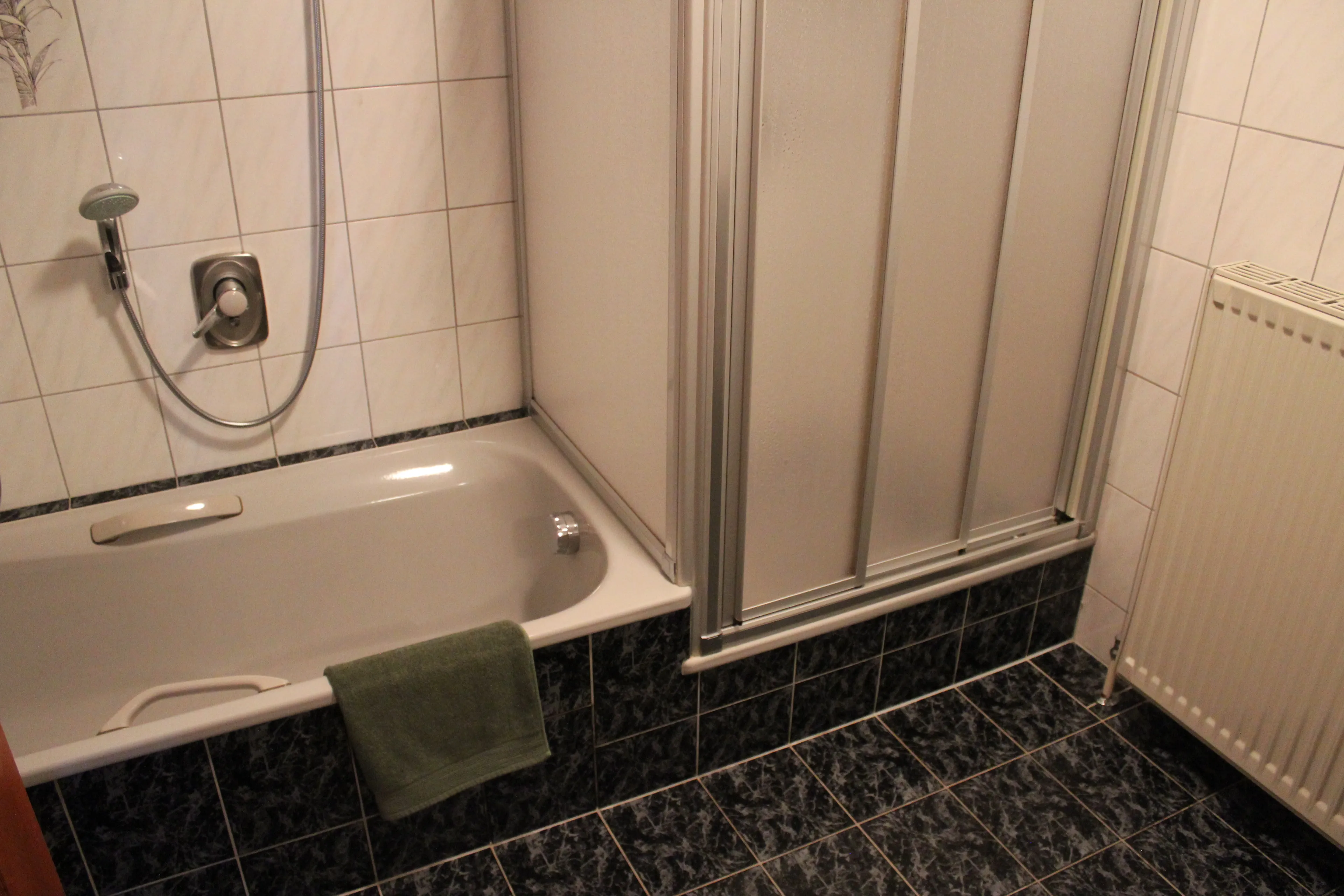 Hofblick-Zimmer mit geteiltem Bad/WC - 4
