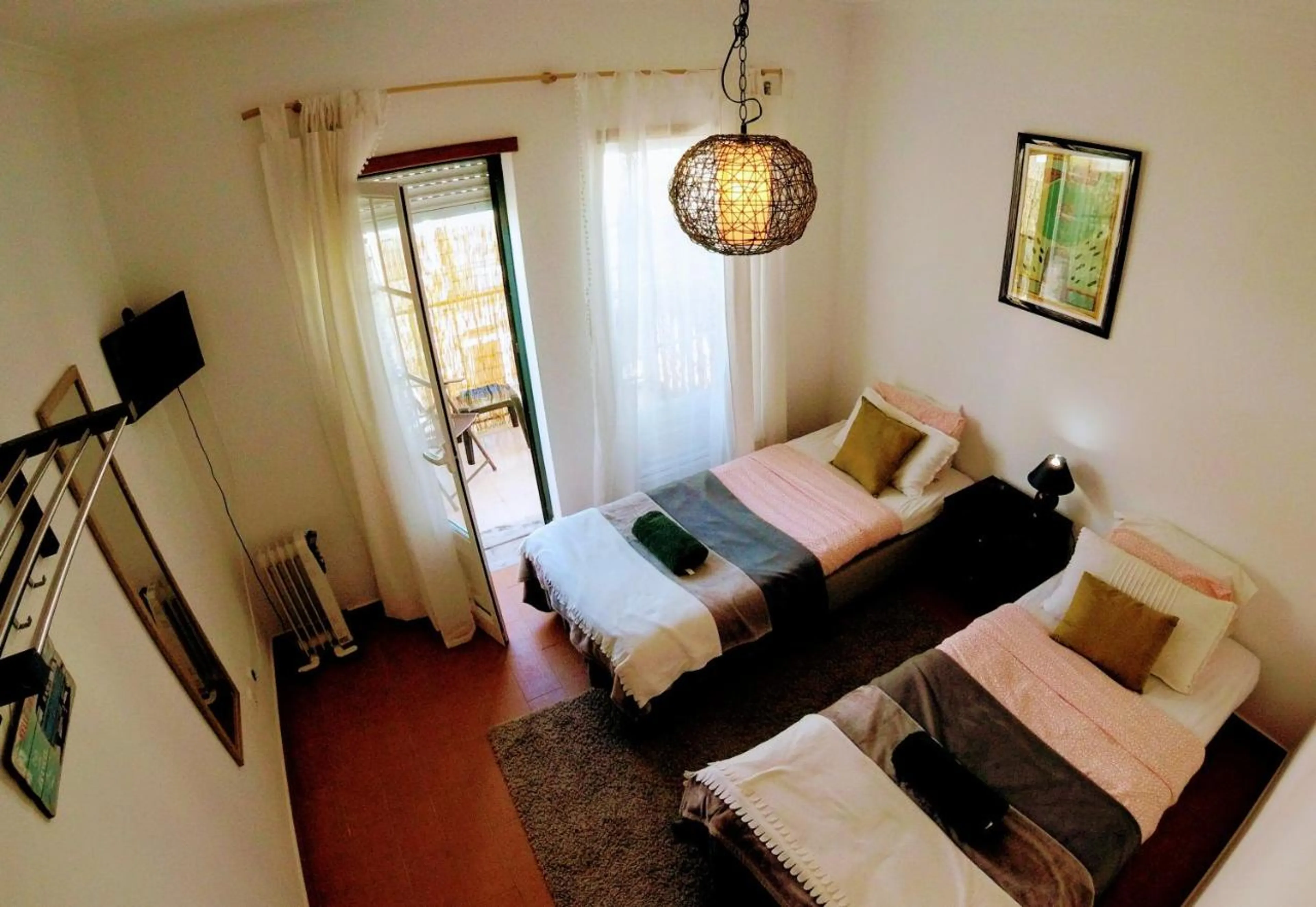 Zweibettzimmer mit geteiltem Bad und Balkon - 1