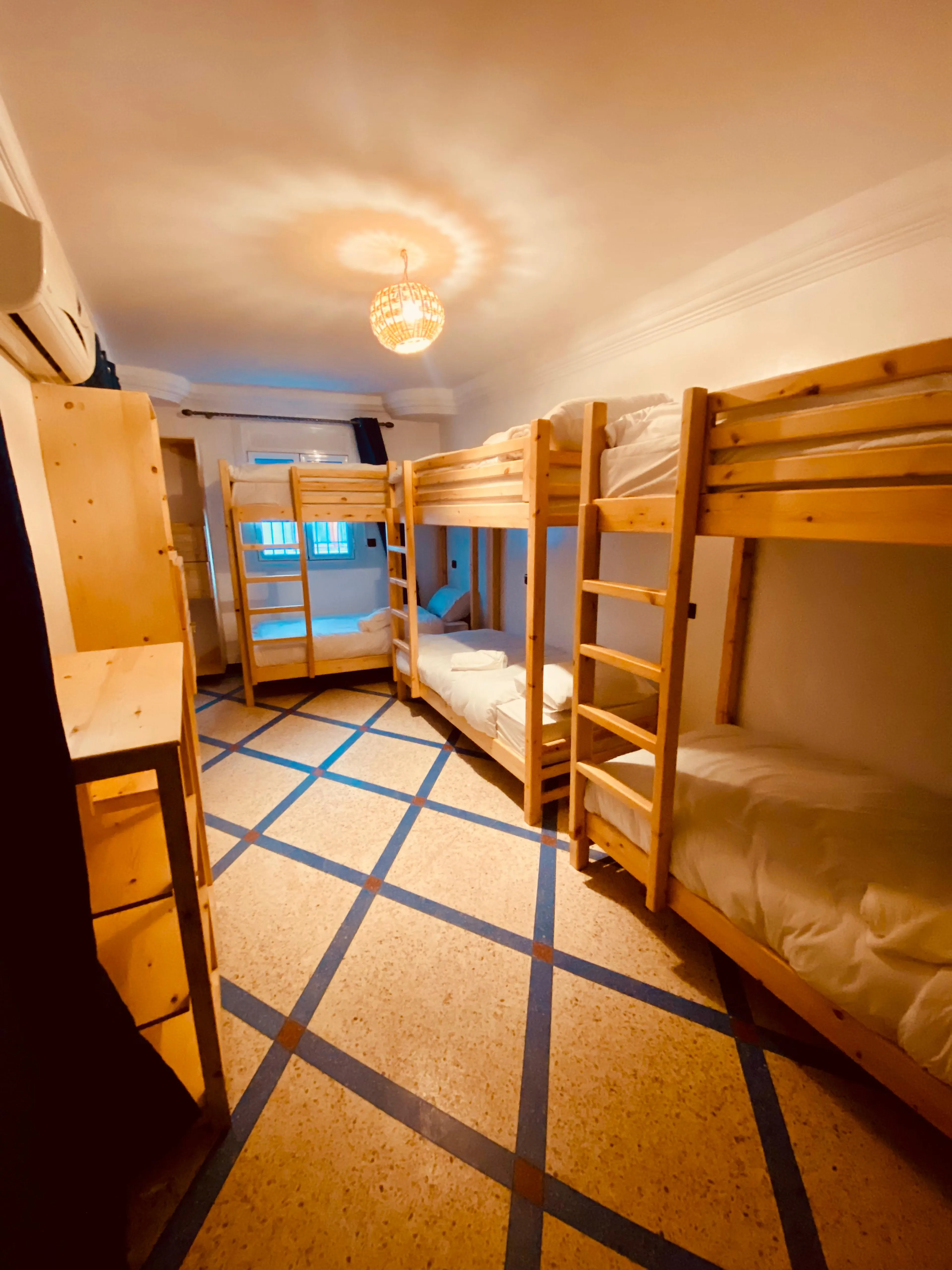 6-Bett-Schlafsaal mit geteiltem Bad - 1