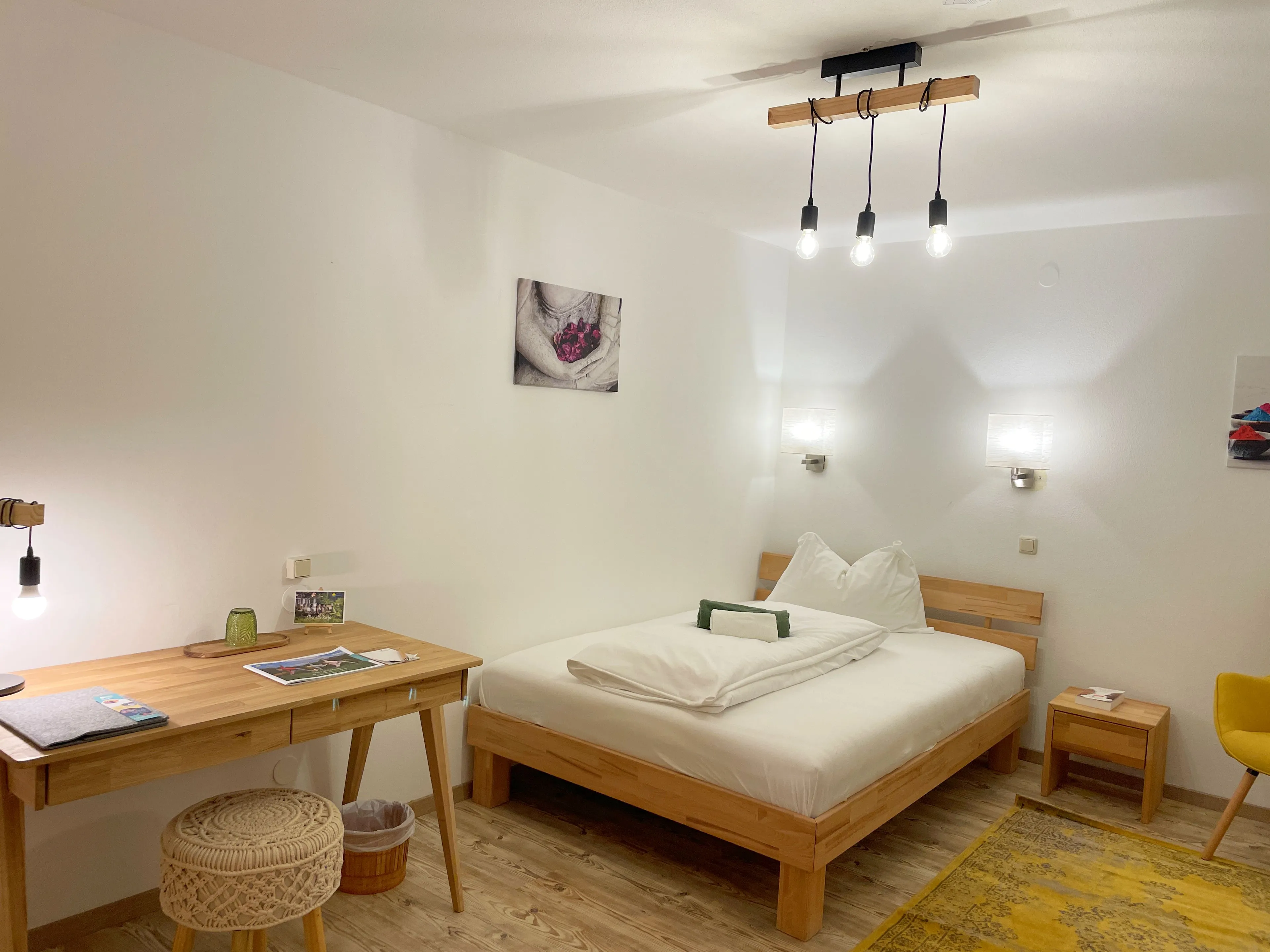 Hofblick-Zimmer mit geteiltem Bad/WC - 1