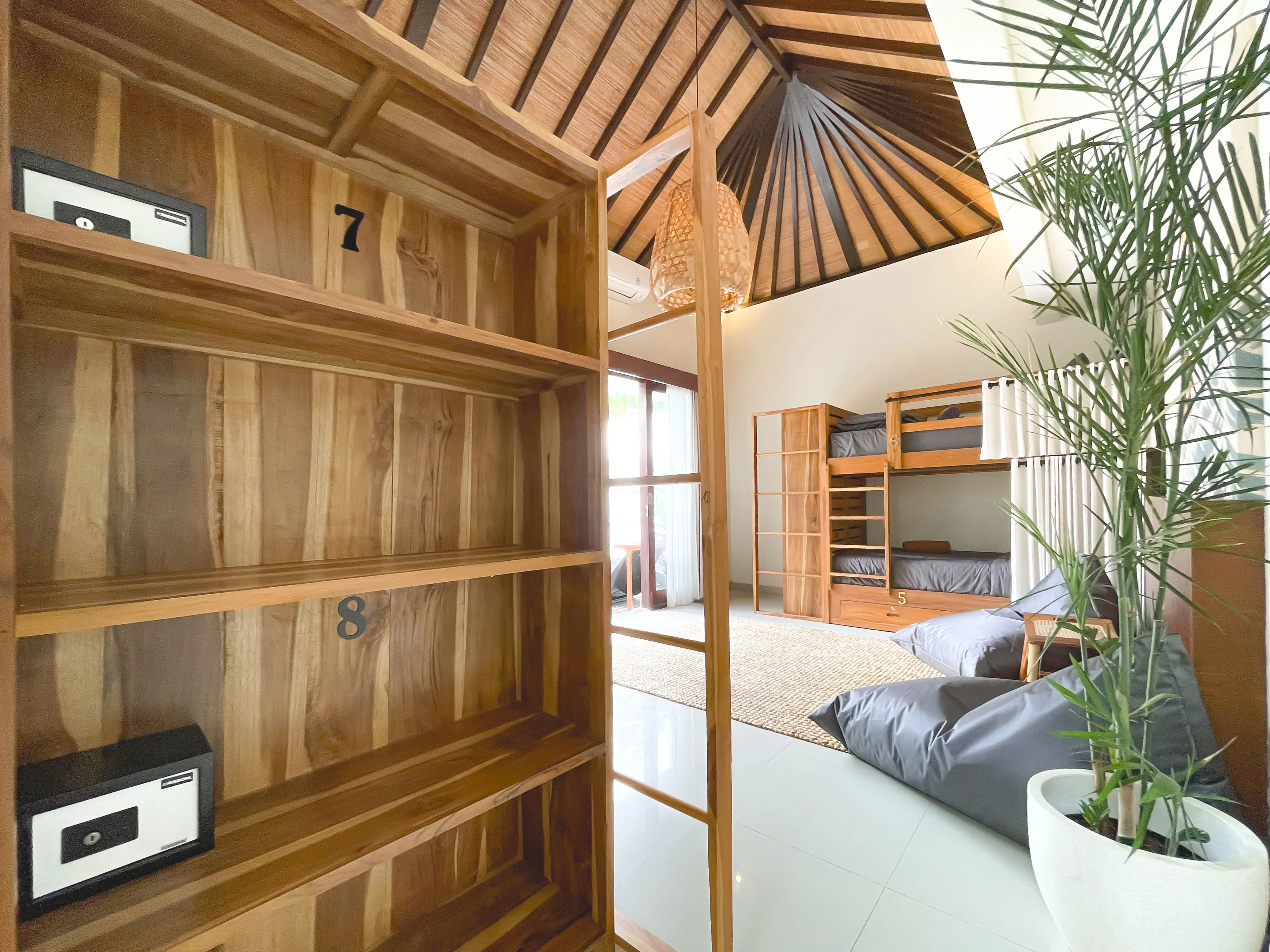 Dorm-Villa mit Pool - 14