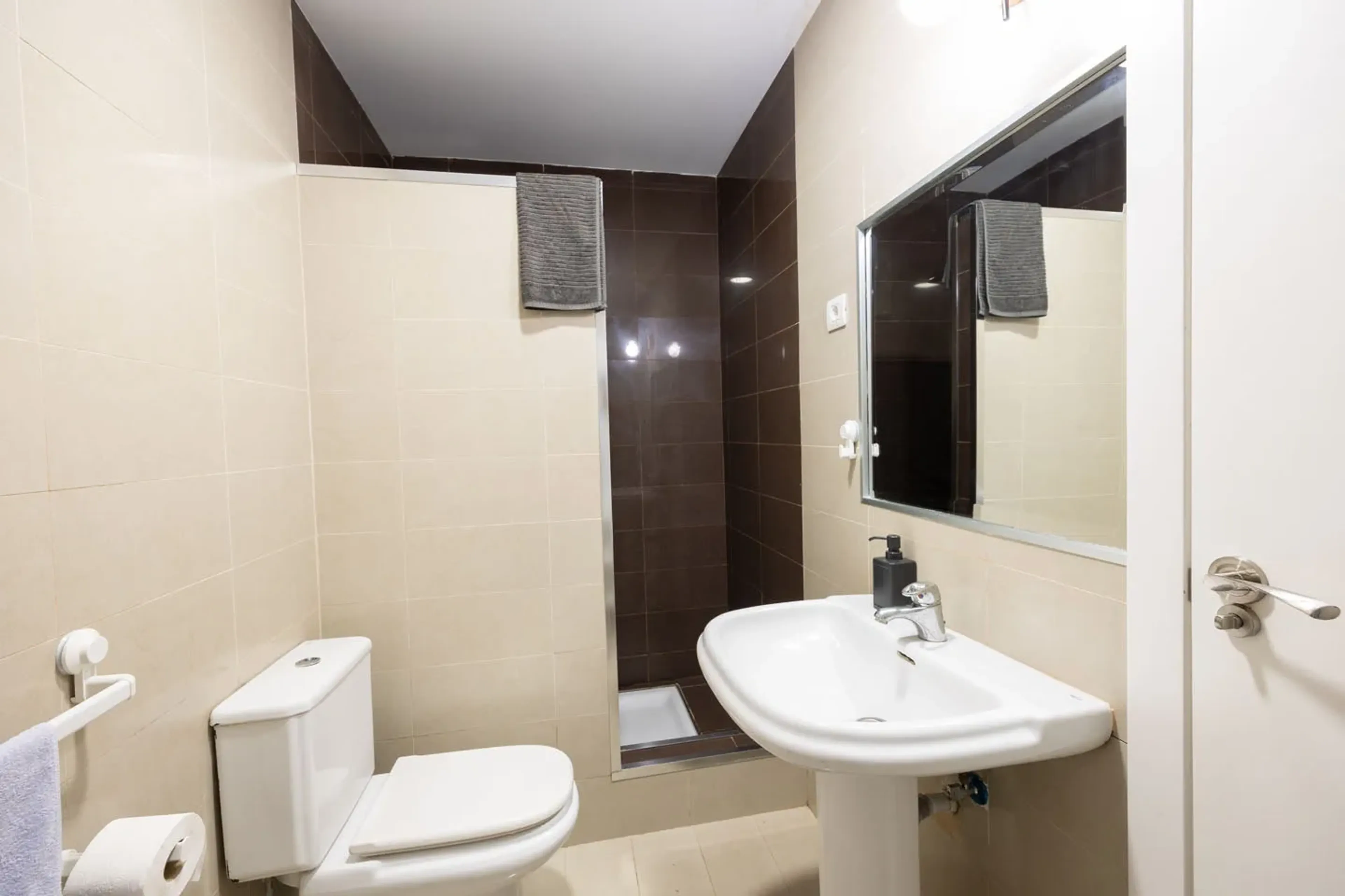 Bett im 4er-Frauen-Mehrbettzimmer mit eigenem Bad - 3