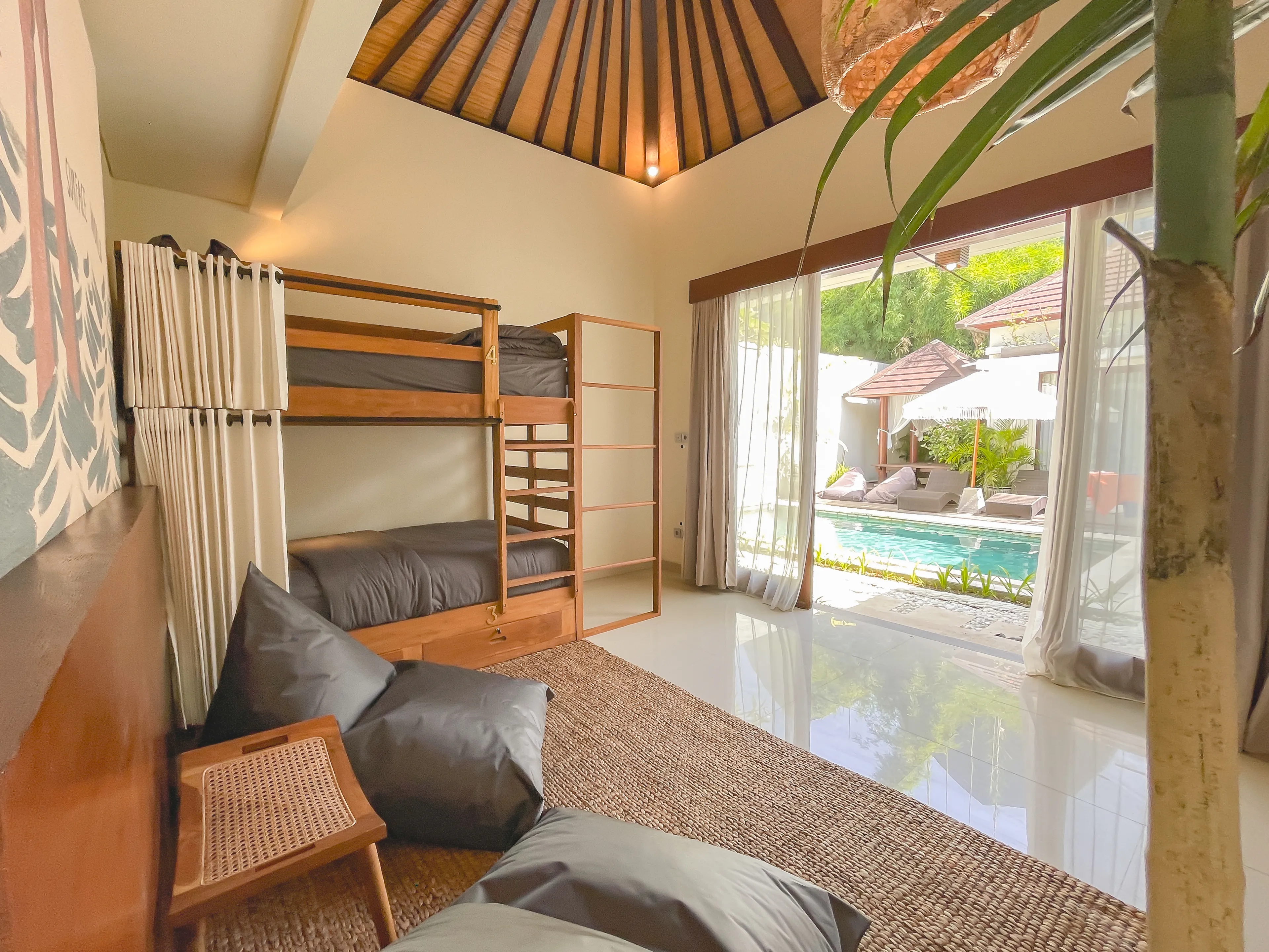 Dorm-Villa mit Pool - 11
