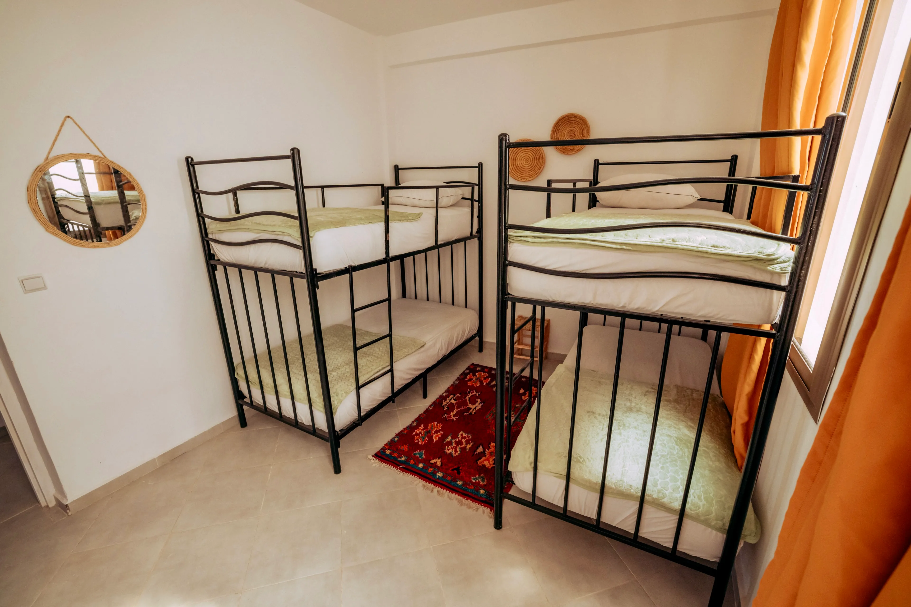 Frauen Dorm - 2