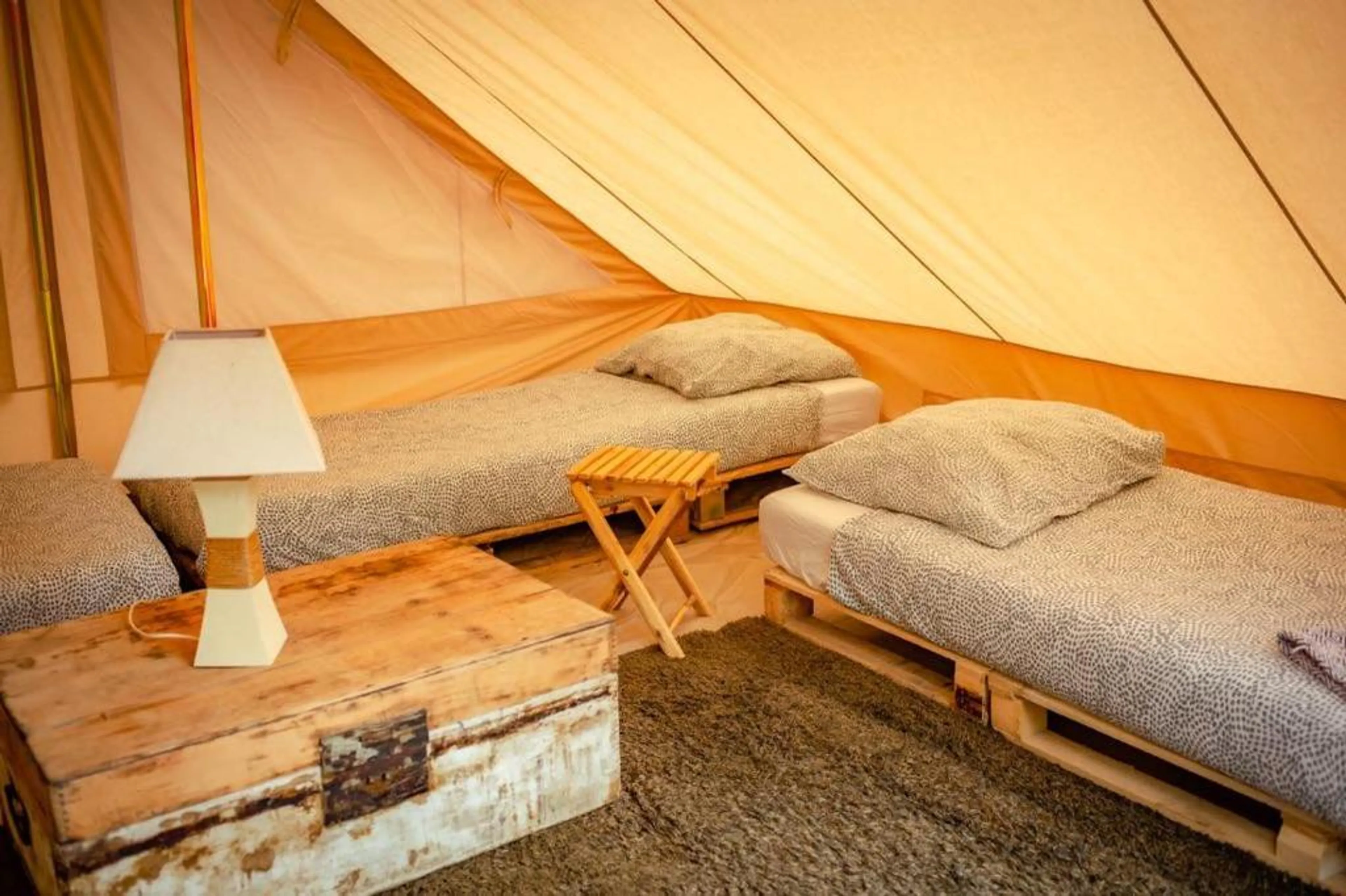 Einzelbett im geteilten Zelt - 1