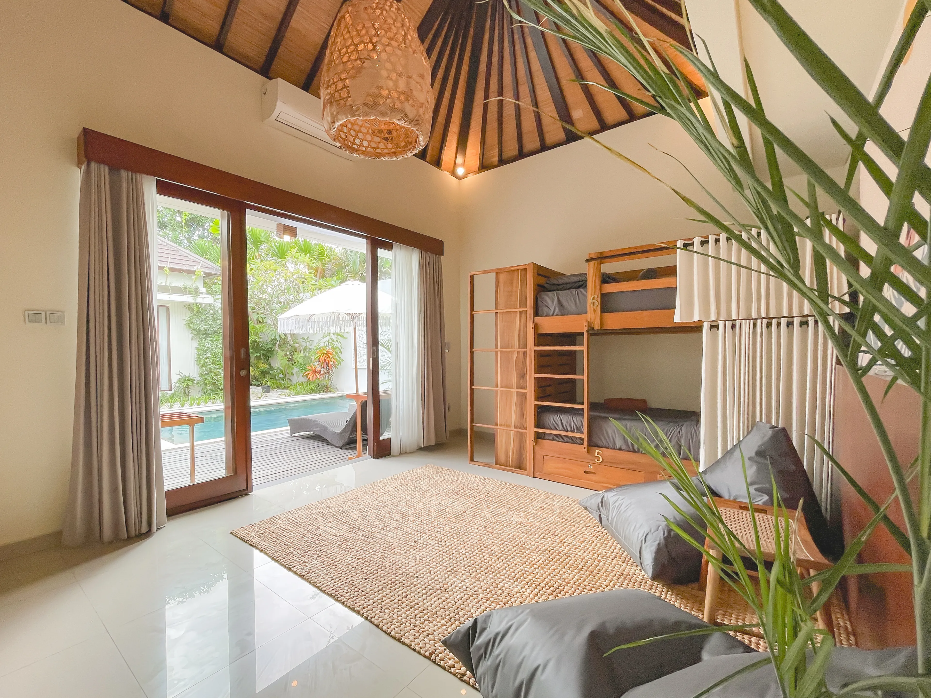 Dorm-Villa mit Pool - 17