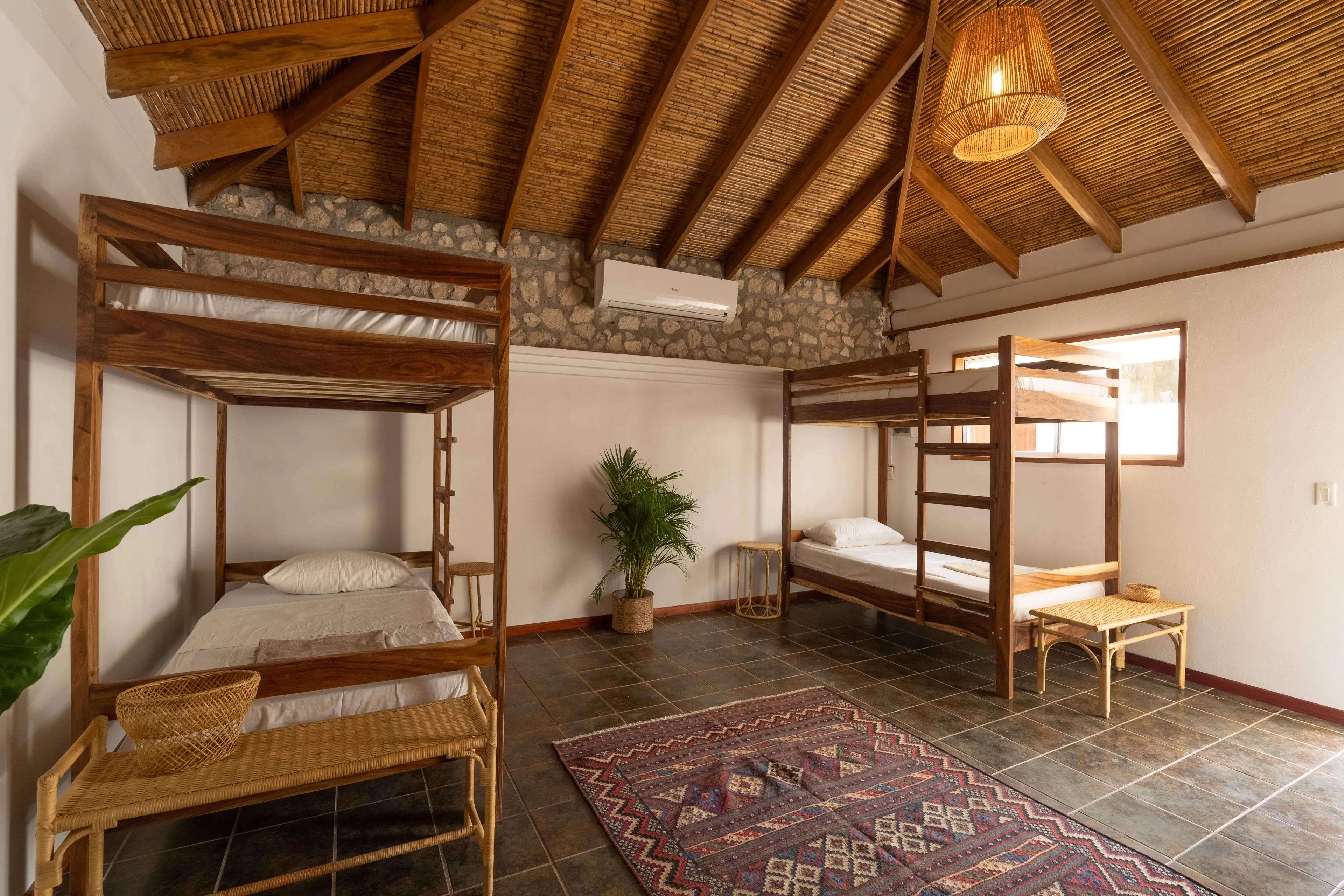 Geteiltes 4-Bettzimmer mit eigenem Badezimmer - 1