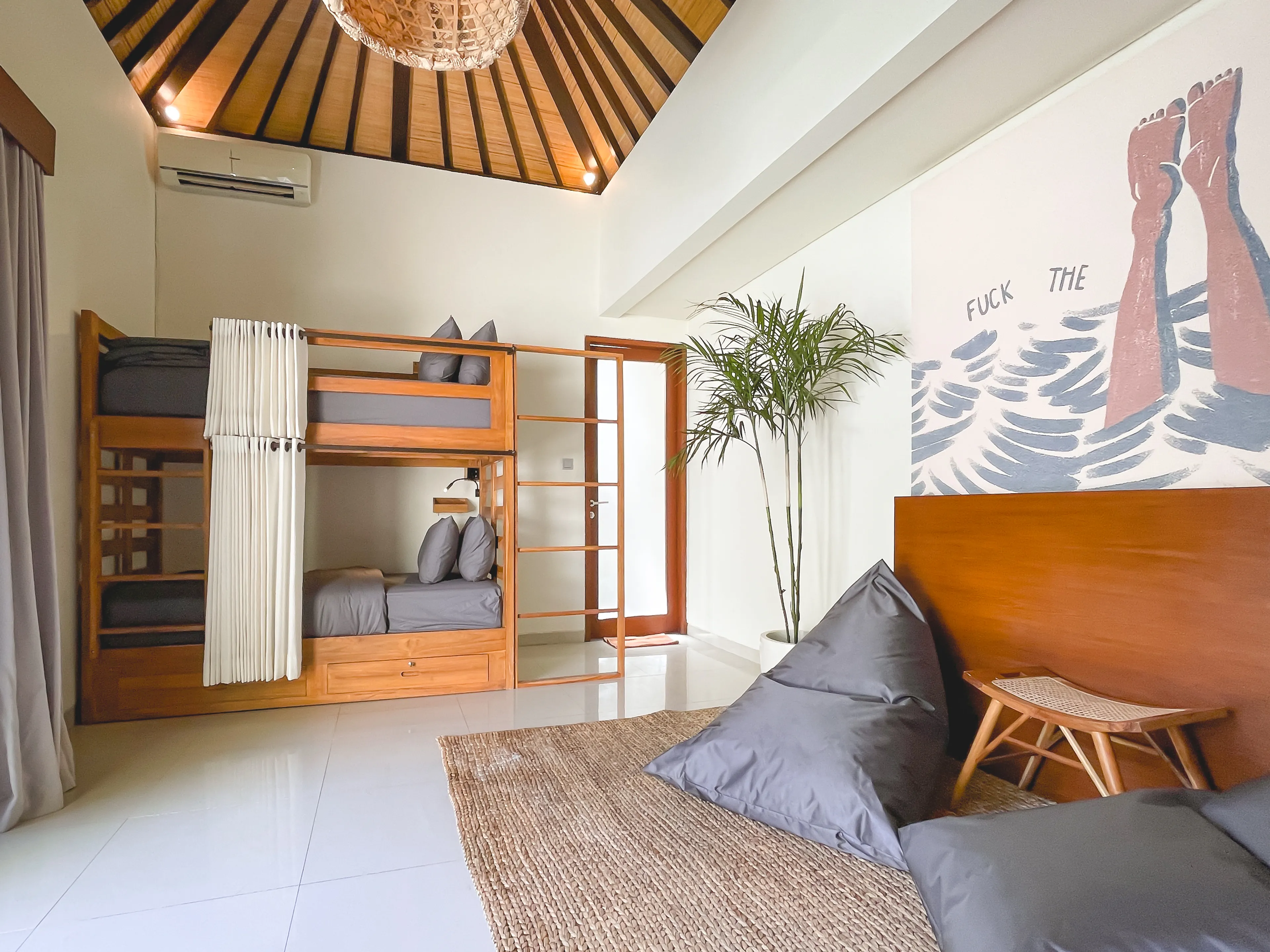 Dorm-Villa mit Pool - 7