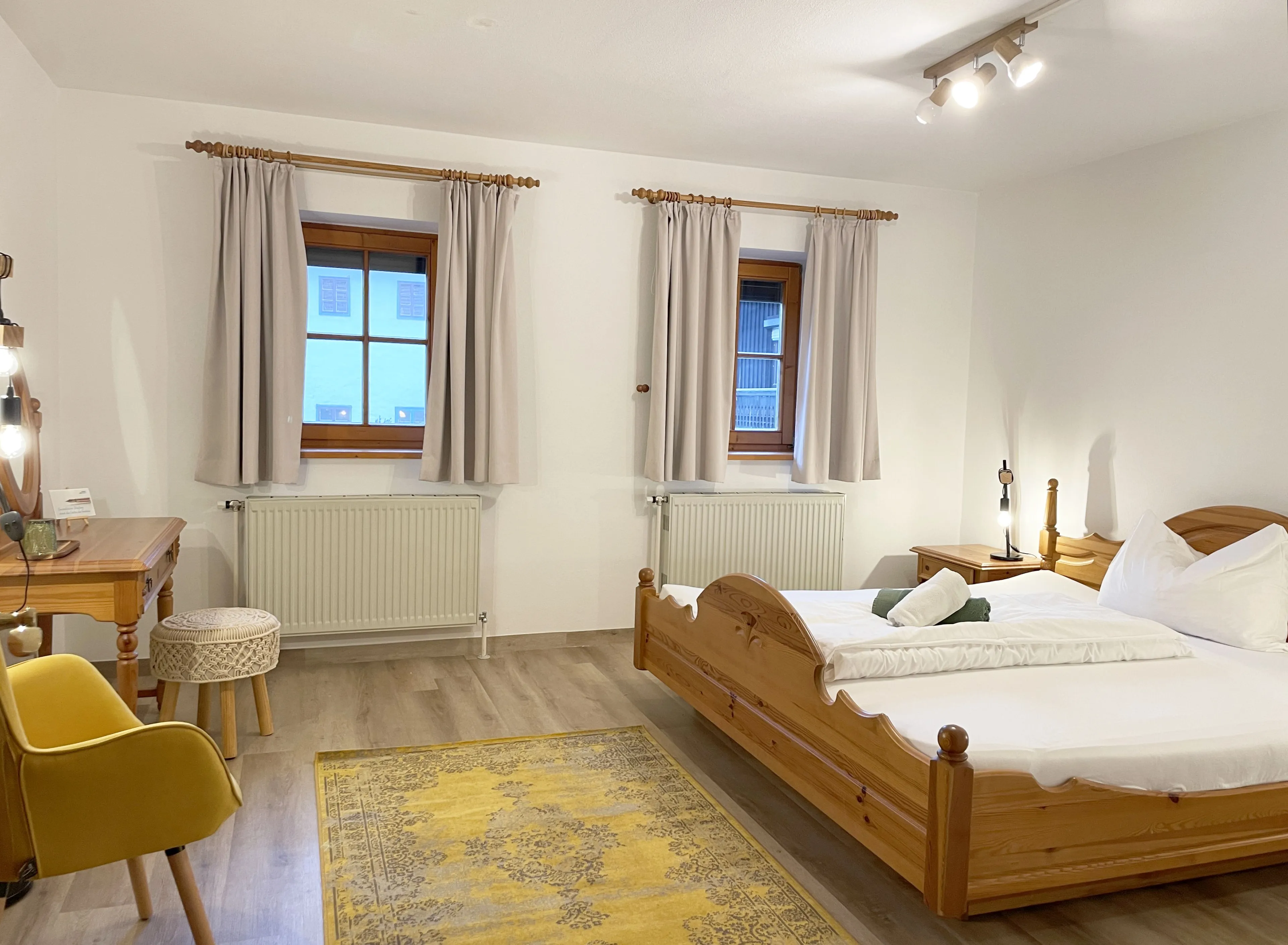 Hofblick-Zimmer mit geteiltem Bad/WC - 3