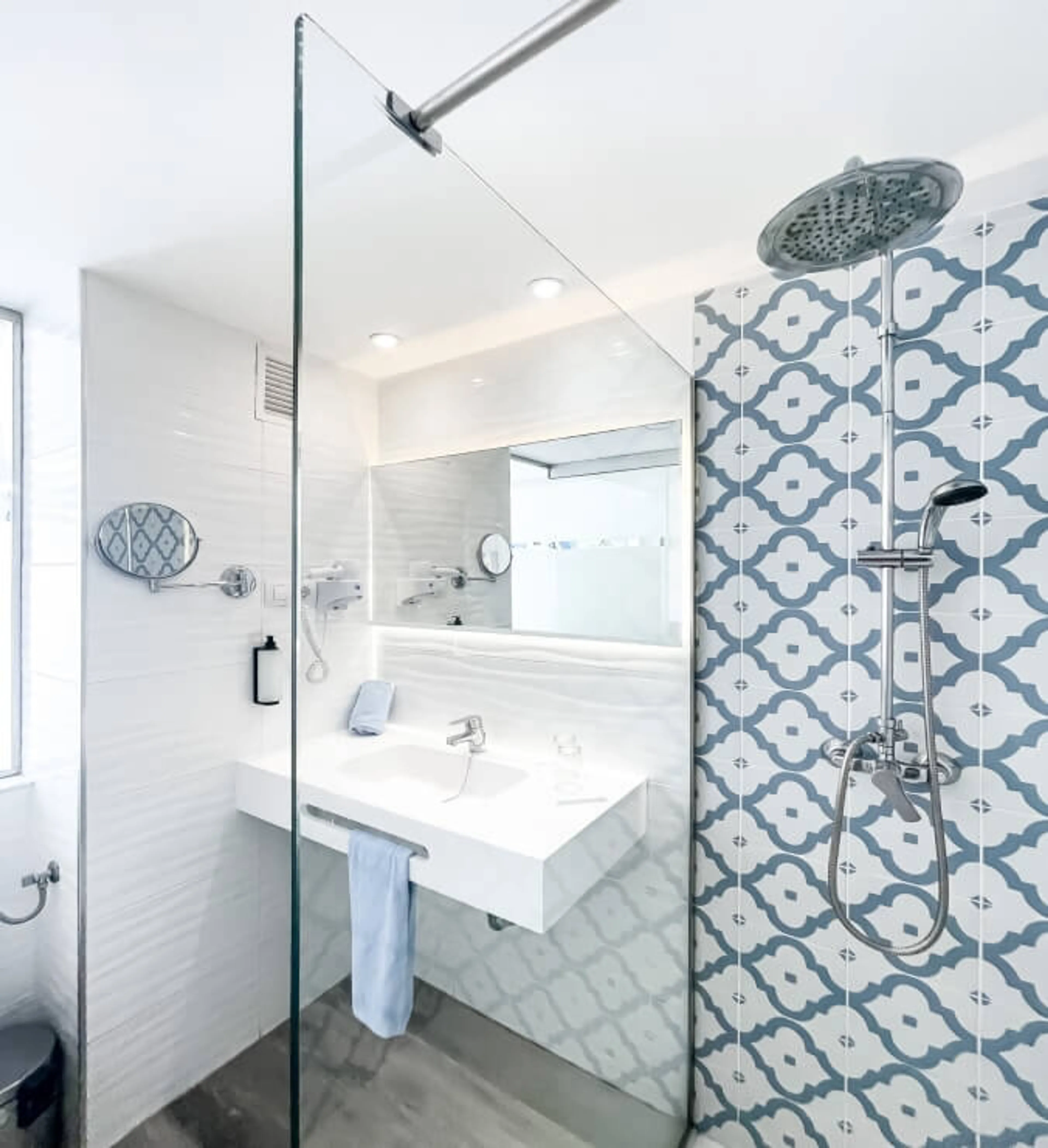 Privates Zimmer im Hote (Straßenblick) - 12